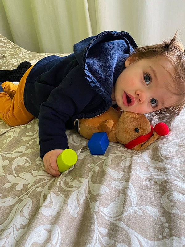 Noélïa a rejoint le concours — aidez-le/la à gagner de superbes lots ! baby, baby_sleeping, baby_toddler_clothing, baby_toys, cheek, child, comfort, electric_blue, flooring, fun, fur, happy, linens, person, play, sitting, stuffed_toy, surprise, teddy_bear, toddler