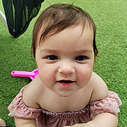 Déva a rejoint le concours — aidez-le/la à gagner de superbes lots ! baby, child, outdoor, grass, pink, water_bottle, toy, shovel, cute, face, portrait, toddler, smiling, clothing, person, nature, summer, play, hand, skin