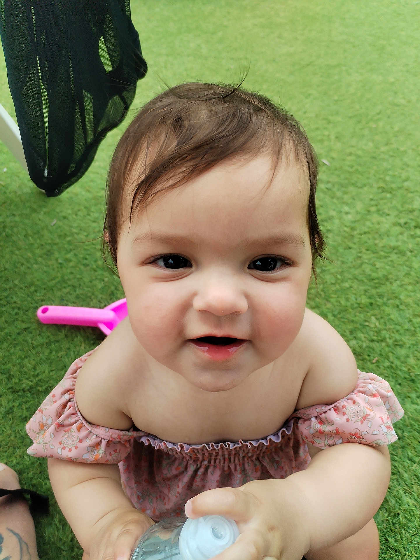 Déva a rejoint le concours — aidez-le/la à gagner de superbes lots ! baby, child, outdoor, grass, pink, water_bottle, toy, shovel, cute, face, portrait, toddler, smiling, clothing, person, nature, summer, play, hand, skin