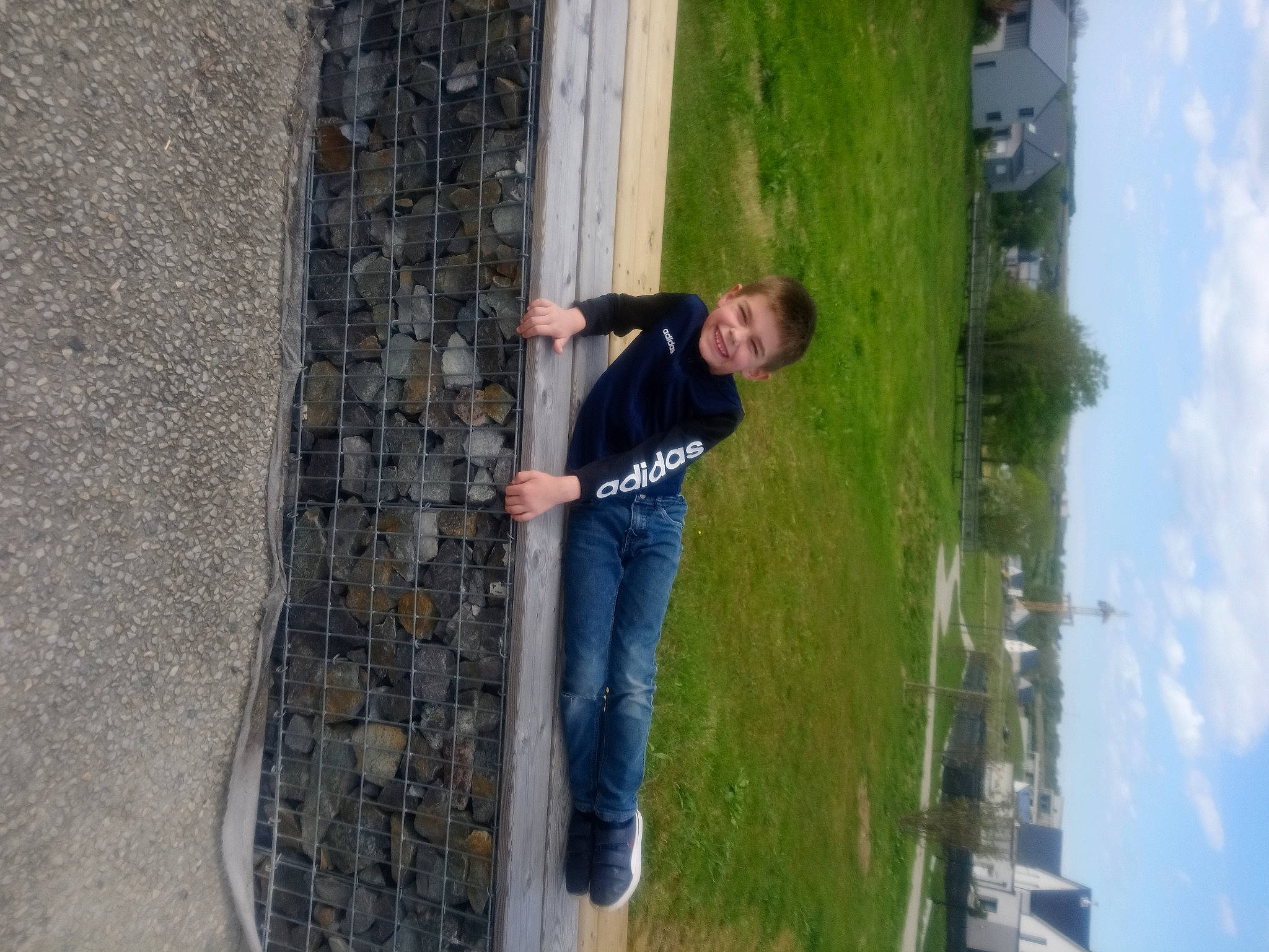 Mano a rejoint le concours — aidez-le/la à gagner de superbes lots ! adventure, cloud, composite_material, concrete, denim, fun, grass, jeans, joy, leisure, people_in_nature, person, plant, recreation, sky, smile, t_shirt, tree, trunk, vacation