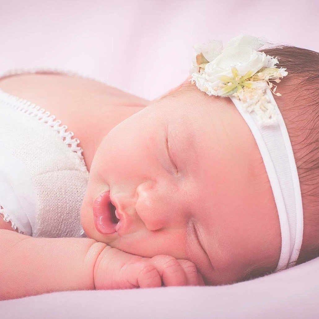 Lyza participe au concours pour gagner de l'argent avec cette photo : beauty, child, close_up, girl, hair_accessory, headpiece, infant, photograph, pink, product, skin