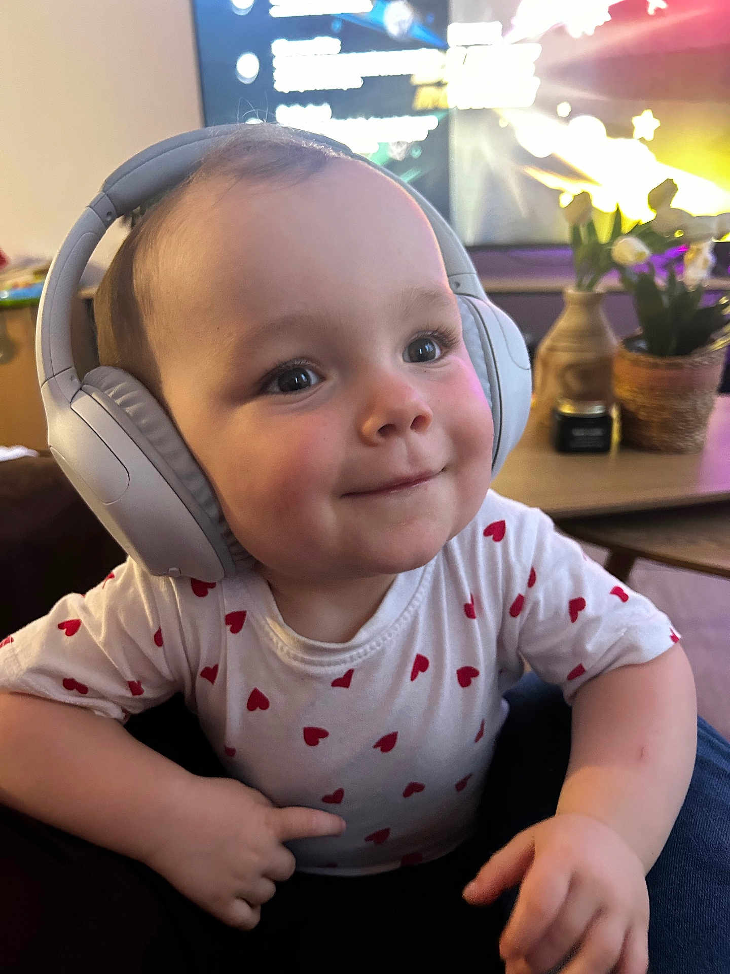 Mayve participe au concours pour gagner de l'argent avec cette photo : baby, child, cute, expression, face, furniture, happy, headphones, hearts, indoor, living_room, person, plant, portrait, shirt, smiling, table, technology, toddler, vase