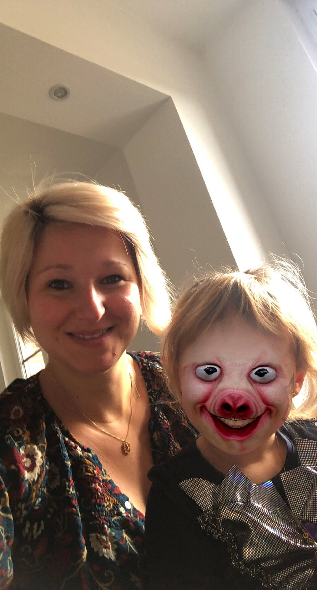 Leonna a rejoint le concours — aidez-le/la à gagner de superbes lots ! blond, cheek, chin, event, eyebrow, eyelash, face, formal_wear, fun, gesture, hairstyle, happy, iris, jewellery, joy, lip, necklace, nose, person, skin