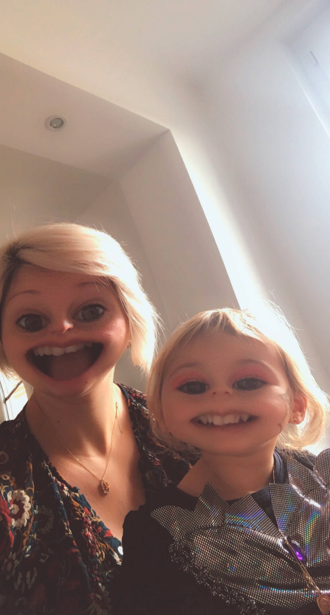 Leonna a rejoint le concours — aidez-le/la à gagner de superbes lots ! beauty, blond, brown_hair, chin, event, eyebrow, eyewear, flash_photography, fun, hair, hairstyle, happy, head, iris, jewellery, joy, lip, necklace, person, selfie