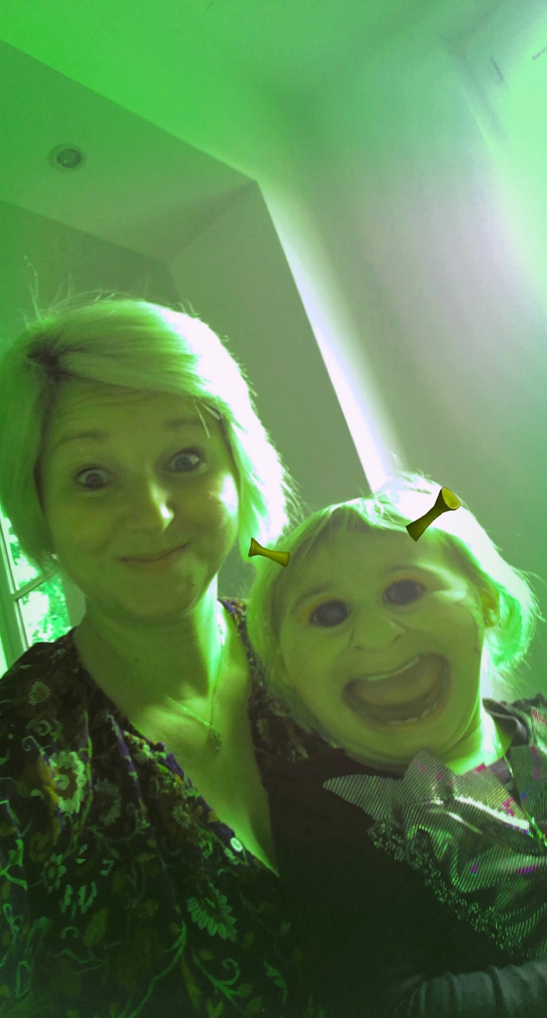 Leonna participe au concours pour gagner de l'argent avec cette photo : costume, entertainment, event, flash_photography, flower, fun, gesture, grass, happy, headgear, joy, laugh, leaf, lens_flare, magenta, people, people_in_nature, person, room, selfie