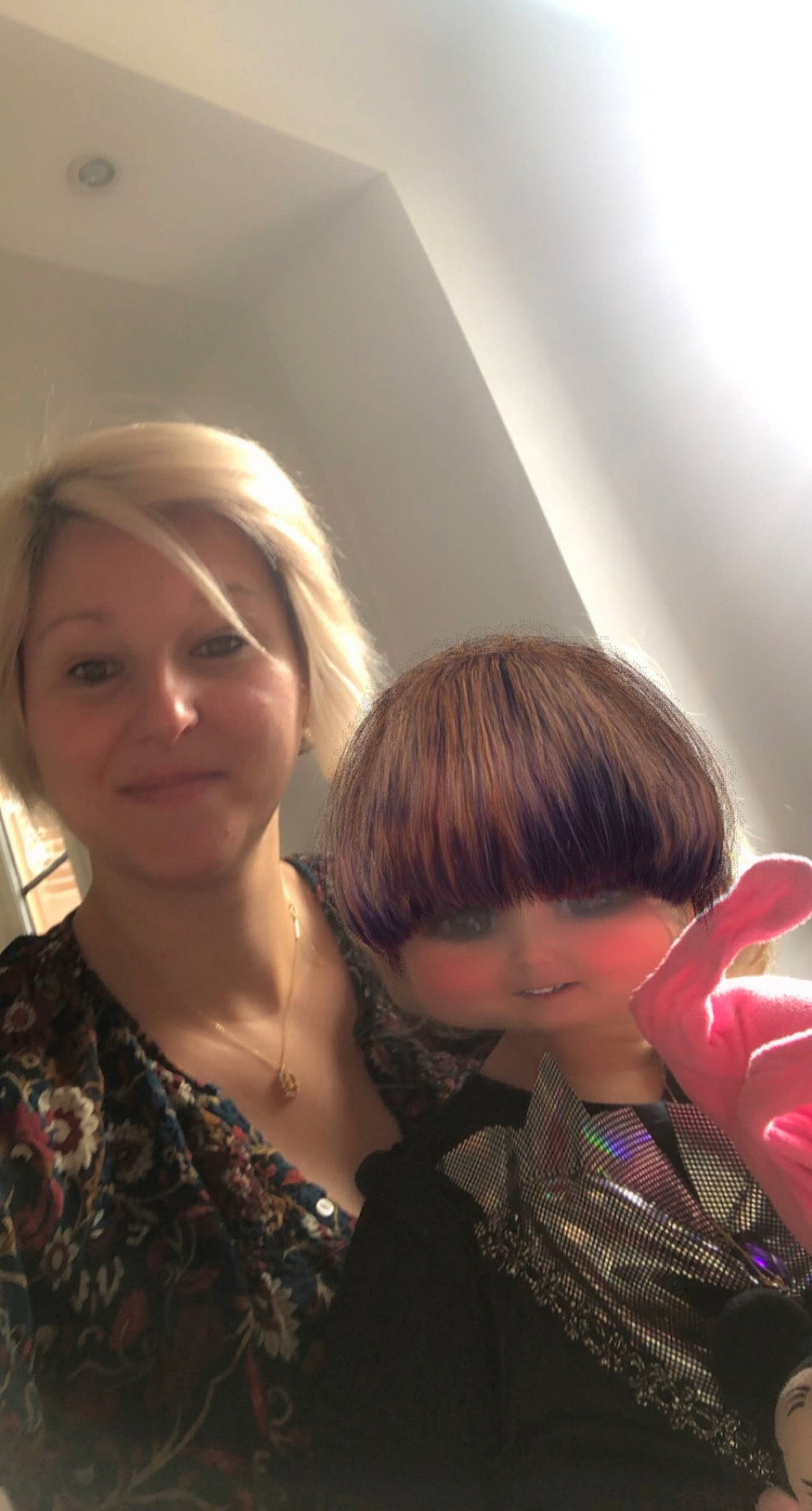 Leonna a rejoint le concours — aidez-le/la à gagner de superbes lots ! bangs, brown_hair, ear, event, eyewear, facial_expression, fashion_design, formal_wear, friendship, fun, happy, head, human, iris, jewellery, joy, layered_hair, lip, person, shoulder