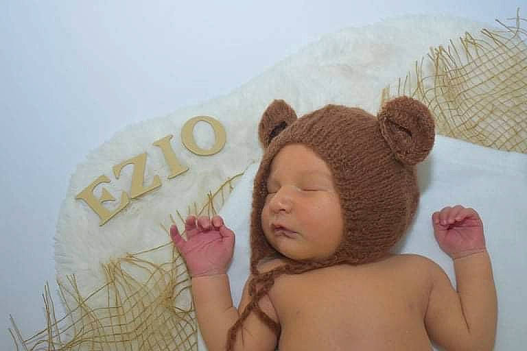 Ezio a rejoint le concours — aidez-le/la à gagner de superbes lots ! arm, baby, baby_sleeping, bed, child, comfort, facial_expression, finger, fun, gesture, grass, hand, happy, headgear, linens, people, people_in_nature, person, skin, thumb