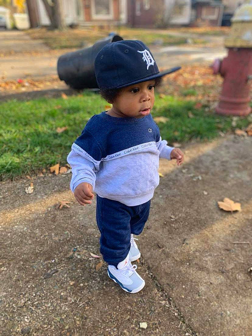 A'King joined the competition — help win amazing prizes! asphalt, baby_toddler_clothing, baseball_cap, cap, child, city, denim, electric_blue, fun, grass, headwear, landscape, leisure, person, plant, play, recreation, road, shadow, sitting