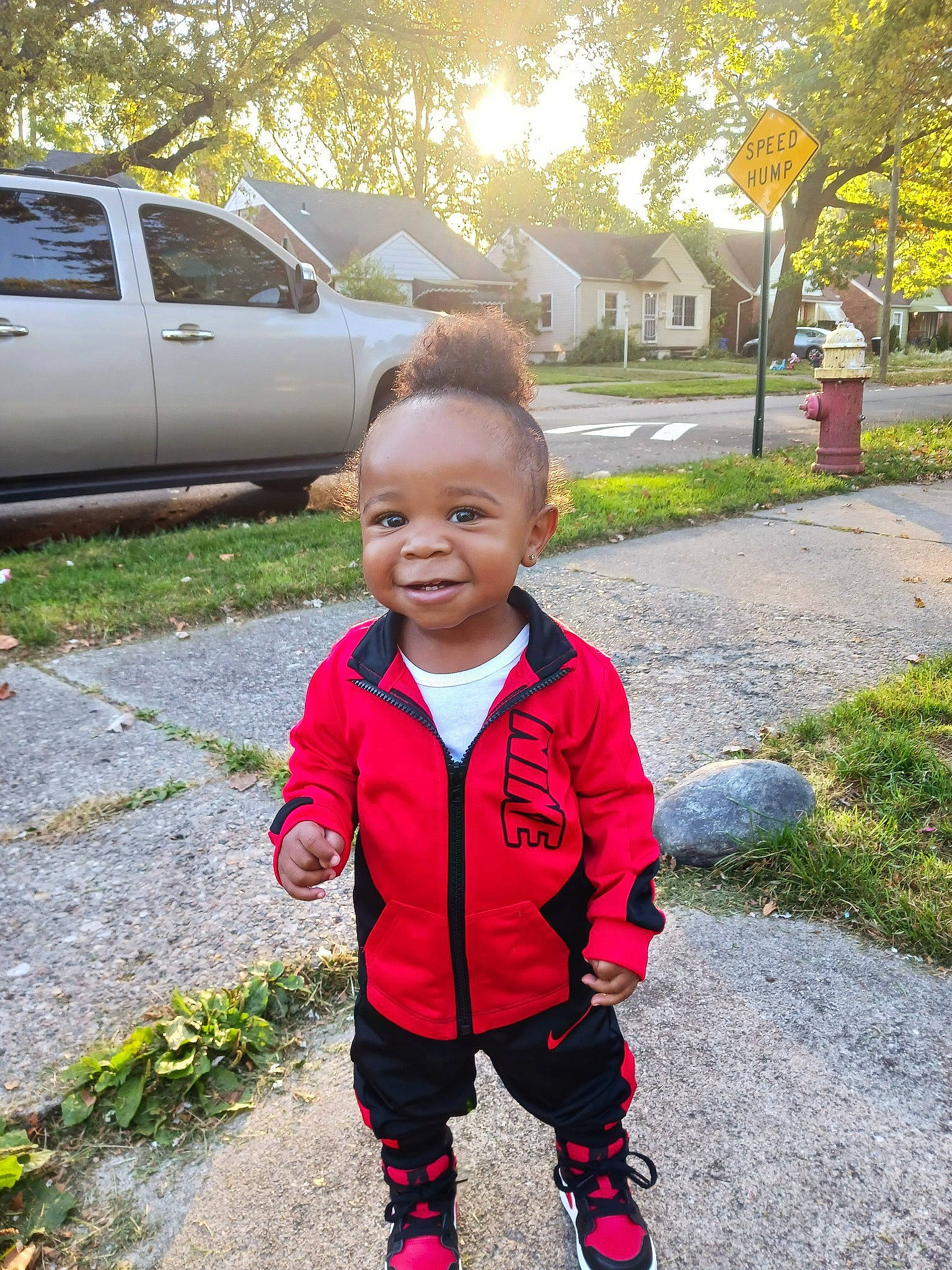 A'King is registered to the contest to win money with this photo: asphalt, baby_toddler_clothing, car, grass, happy, joy, leaf, leisure, morning, motor_vehicle, person, plant, road_surface, sidewalk, smile, toddler, tree, truck, vehicle, vehicle_door