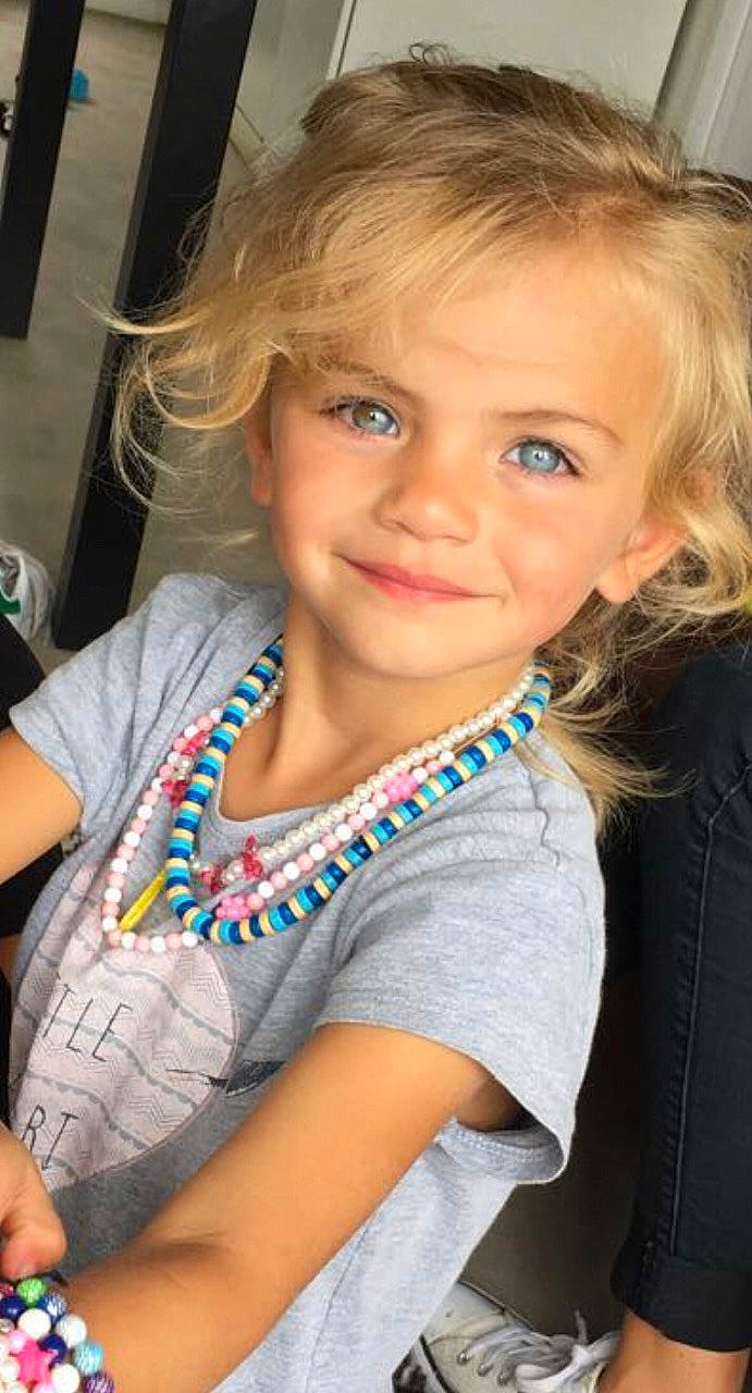 Lola participe au concours pour gagner de l'argent avec cette photo : arm, azure, cheek, eyelash, face, facial_expression, flash_photography, hair, hairstyle, head, human, human_body, joint, joy, lip, neck, nose, organ, person, shoulder