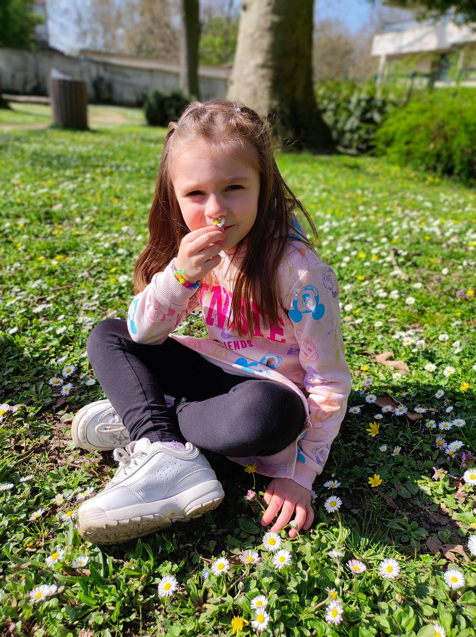 Eline participe au concours pour gagner de l'argent avec cette photo : blond, botany, grass, grass_family, green, groundcover, happy, lawn, leaf, leisure, meadow, nature, people_in_nature, person, plant, shoe, smile, summer, thigh, toddler
