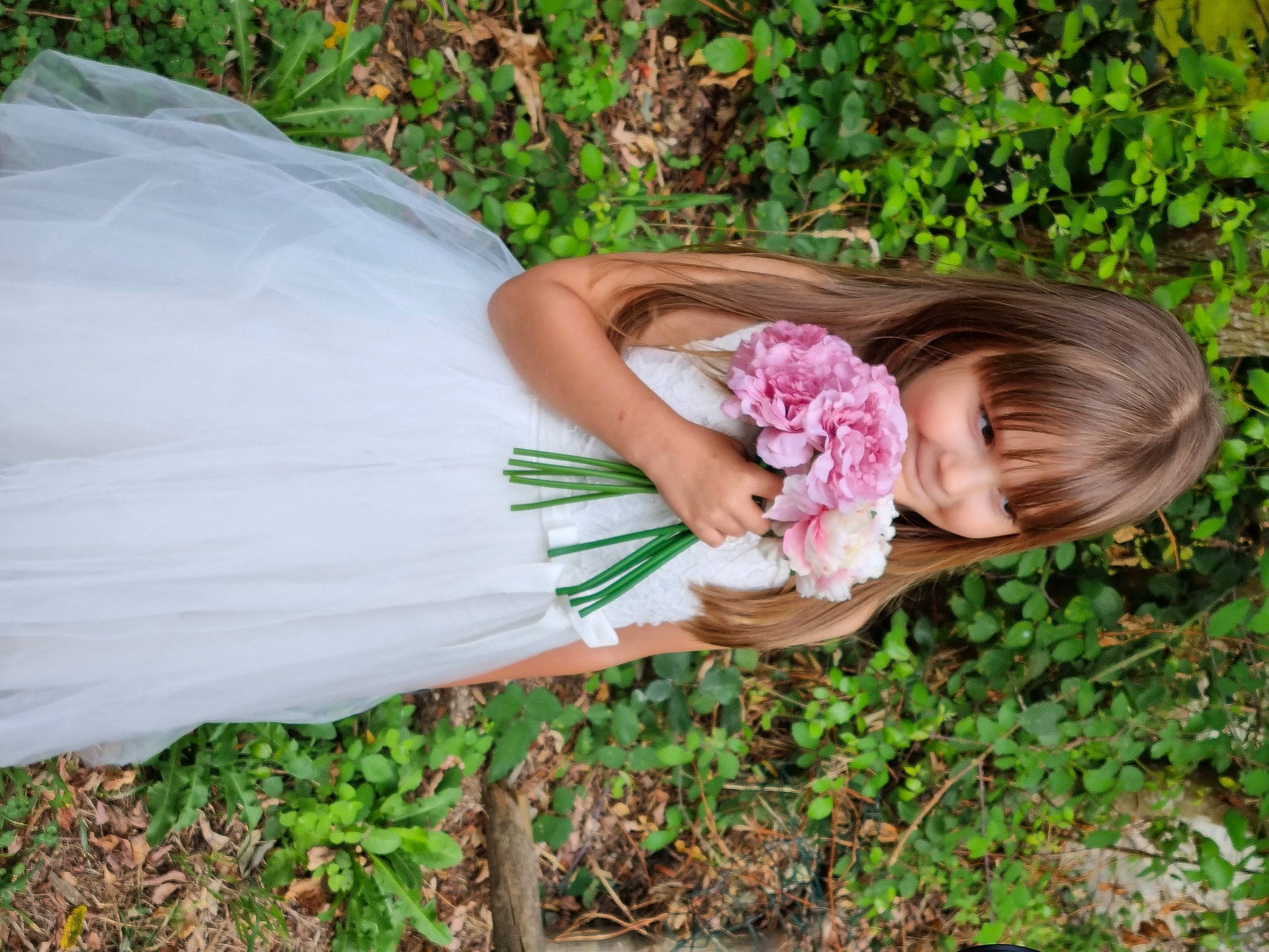 Eline a rejoint le concours — aidez-le/la à gagner de superbes lots ! bridal_accessory, bridal_clothing, bridal_party_dress, bride, child, dress, formal_wear, gown, grass, grass_family, happy, human_body, nature, people_in_nature, person, petal, plant, skin, toddler, tree