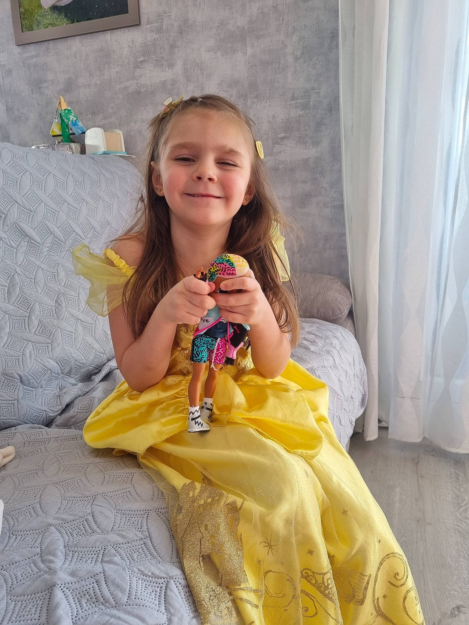 Eline a rejoint le concours — aidez-le/la à gagner de superbes lots ! clothing, curtain, day_dress, dress, eye, face, facial_expression, fashion_design, fun, hairstyle, happy, head, human_leg, jewellery, joy, person, skin, sleeve, smile, street_fashion