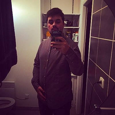 Girafe a rejoint le concours — aidez-le/la à gagner de superbes lots ! beard, beauty, blazer, cool, dress_shirt, electronic_device, eyewear, facial_hair, fun, gesture, hairstyle, jaw, material_property, mirror, person, selfie, shoulder, sleeve, standing, suit