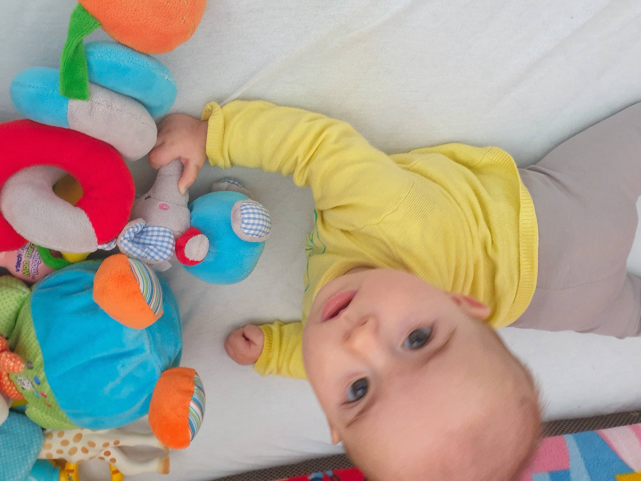 Hèlina a rejoint le concours — aidez-le/la à gagner de superbes lots ! baby, baby_products, baby_toys, bedtime, child, nap, person, play, product, room, sleep, stuffed_toy, textile, toddler, toy, yellow