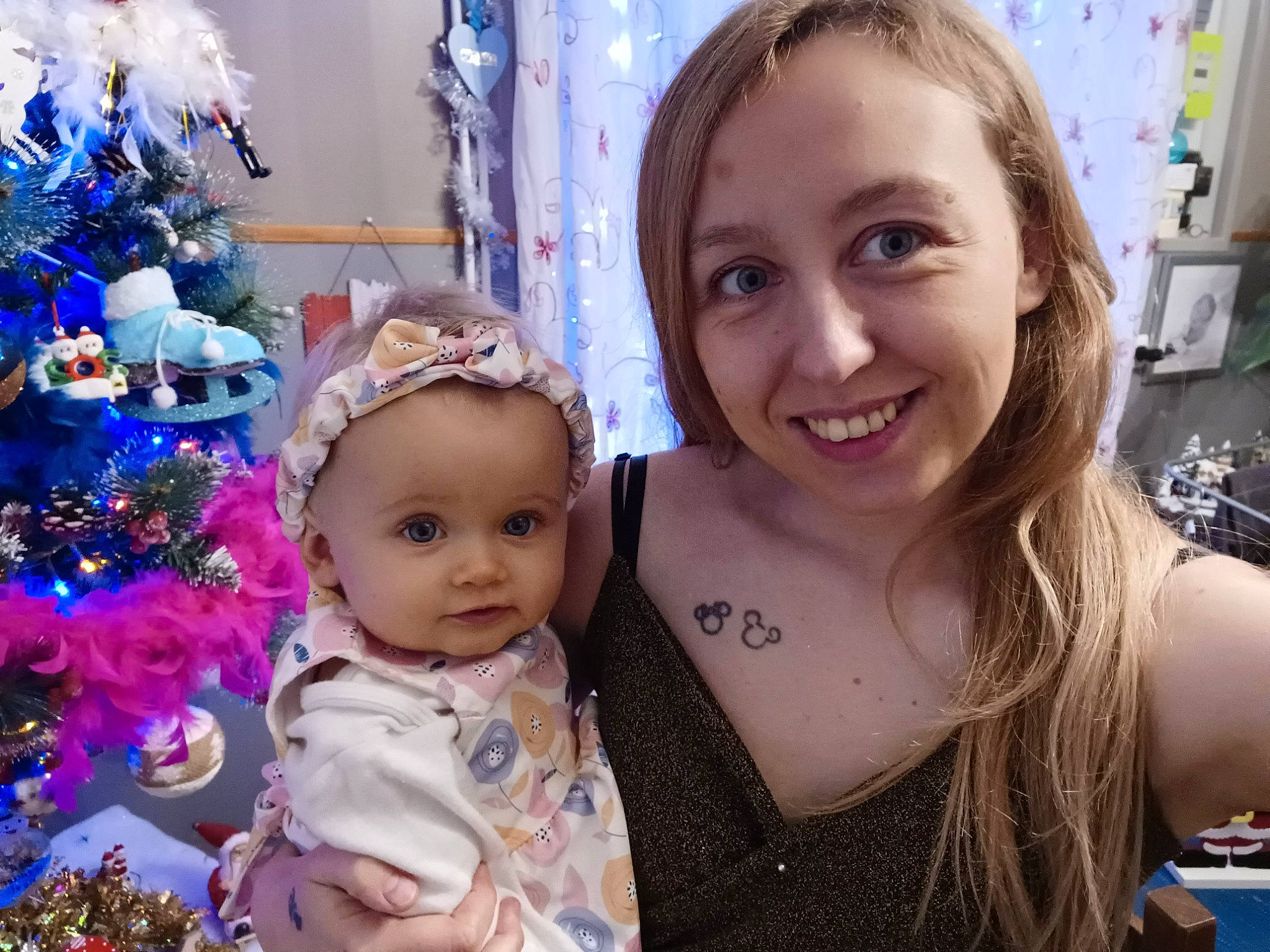 Ilana participe au concours pour gagner de l'argent avec cette photo : beauty, cheek, christmas_decoration, christmas_ornament, christmas_tree, event, eye, facial_expression, fun, happy, headwear, holiday, holiday_ornament, iris, joy, organ, ornament, people, person, skin