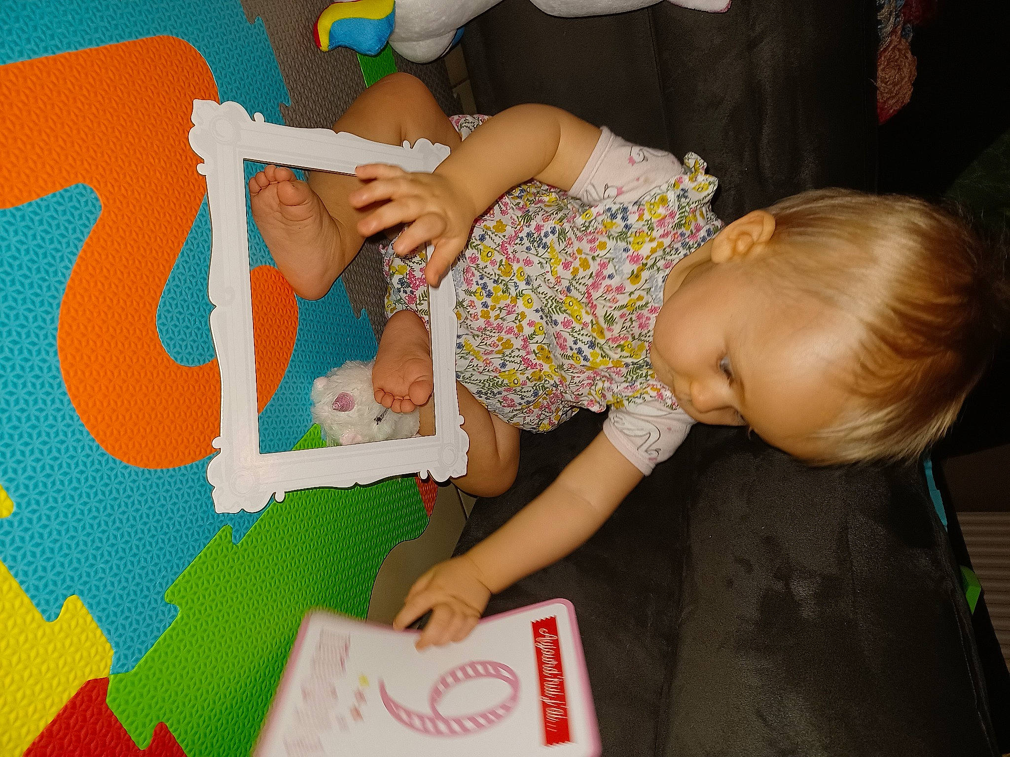 Ilana a rejoint le concours — aidez-le/la à gagner de superbes lots ! art, baby, baby_products, baby_toddler_clothing, child, comfort, finger, font, fun, hand, happy, pattern, person, play, product, room, sitting, t_shirt, toddler, visual_arts