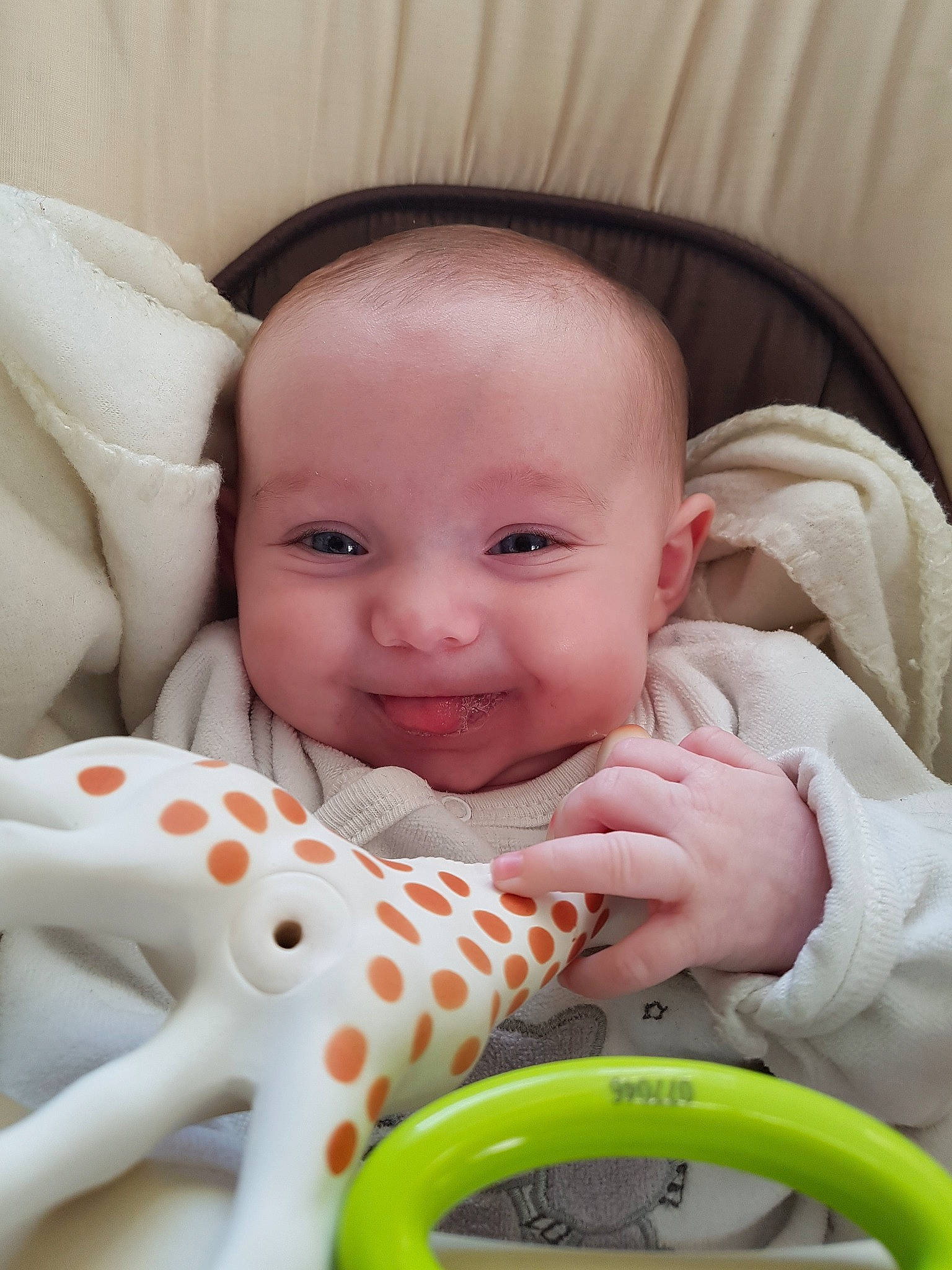 Chloé a rejoint le concours — aidez-le/la à gagner de superbes lots ! baby, baby_products, baby_safety, cheek, child, face, head, mouth, nose, person, product, skin, toddler