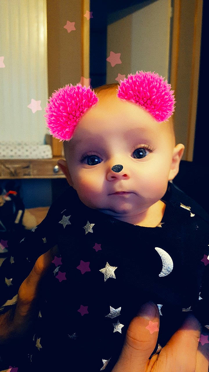 Chloé participe au concours pour gagner de l'argent avec cette photo : baby, beanie, cap, cheek, child, ear, face, fashion_accessory, hair_accessory, head, headgear, knit_cap, lip, person, pink, smile, toddler