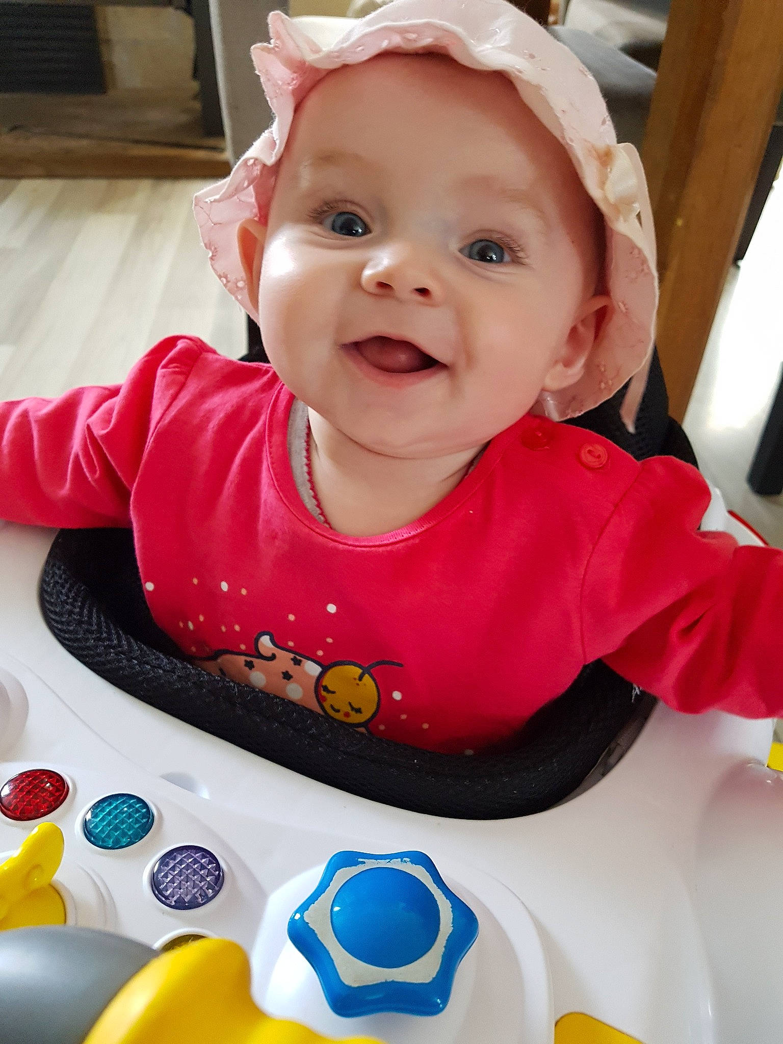 Chloé participe au concours pour gagner de l'argent avec cette photo : baby, baby_products, baby_toddler_clothing, beauty, cheek, child, ear, eye, face, facial_expression, head, lip, mouth, person, pink, play, product, skin, smile, toddler