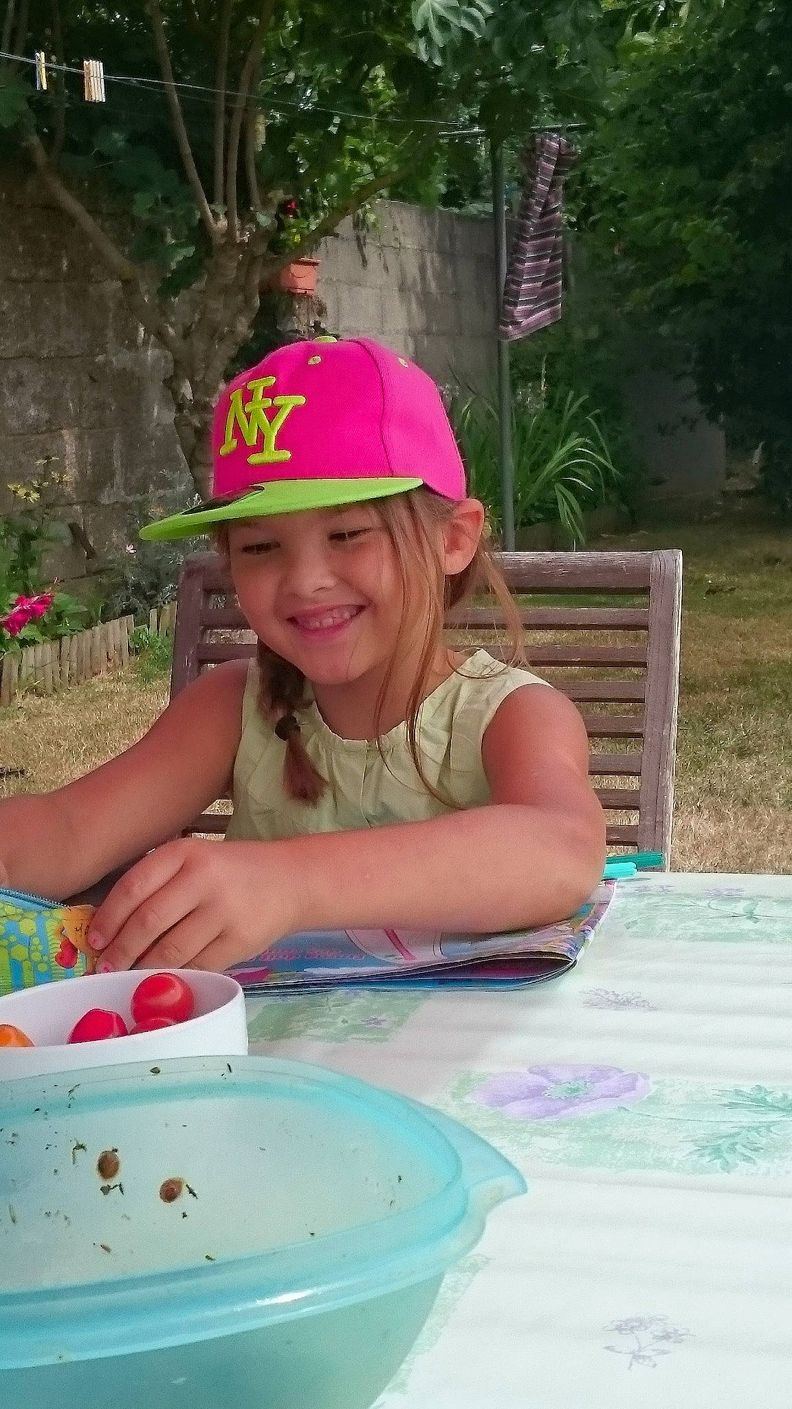 Marie a rejoint le concours — aidez-le/la à gagner de superbes lots ! child, fun, headgear, headwear, joy, leisure, person, play, summer, sun_hat, toddler, vacation