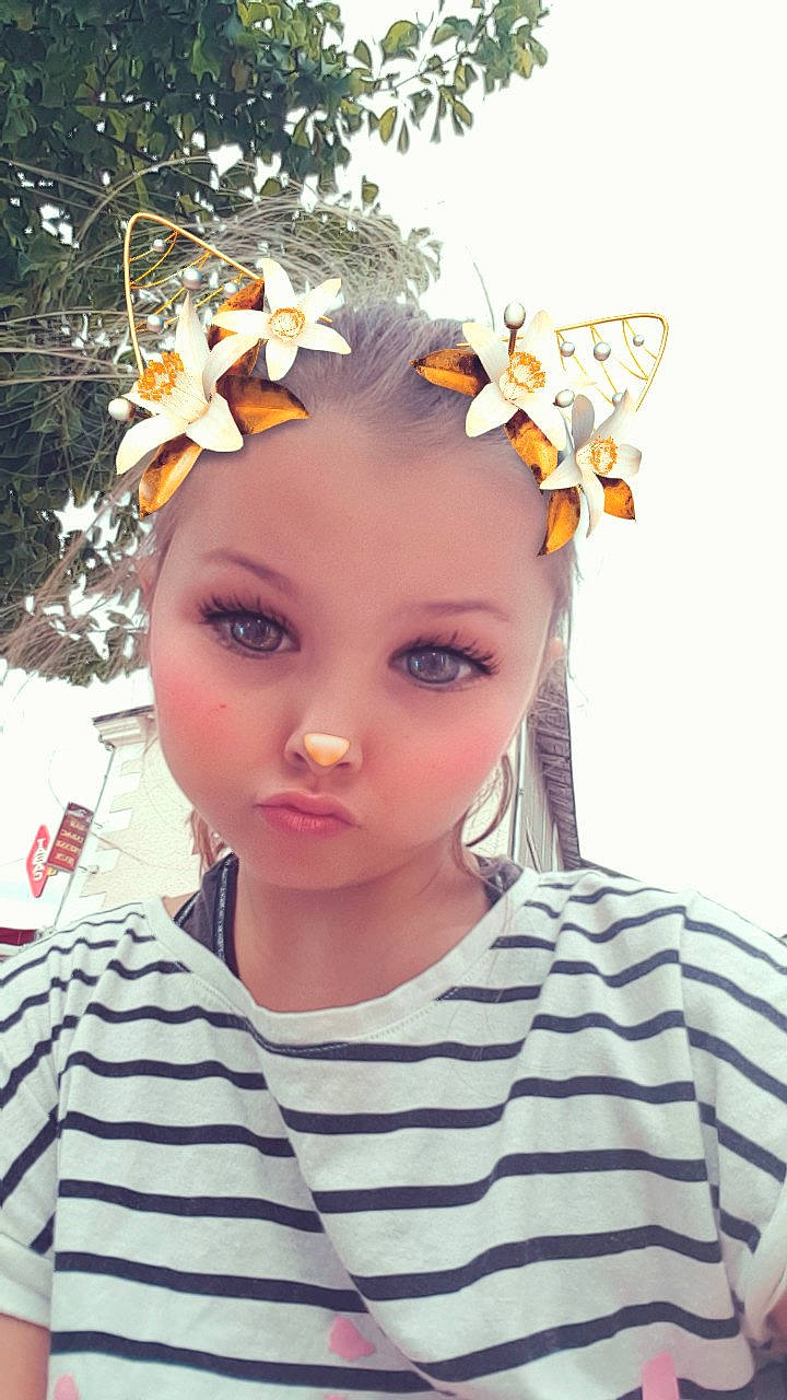 Marie a rejoint le concours — aidez-le/la à gagner de superbes lots ! beauty, child, crown, ear, eyelash, fashion_accessory, forehead, hair, hair_accessory, hairstyle, head, headband, headgear, headpiece, person