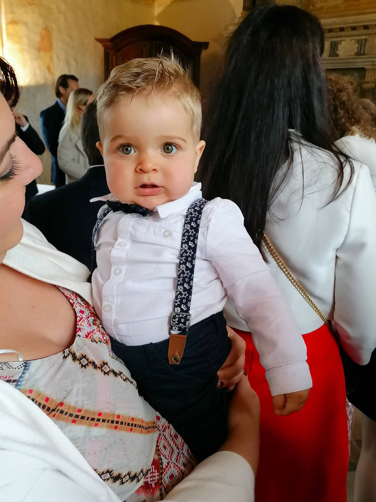 Mattéo a rejoint le concours — aidez-le/la à gagner de superbes lots ! baby, ceremony, child, costume, dress, event, fashion_accessory, fashion_design, formal_wear, fun, fur, gesture, hairstyle, happy, jewellery, necklace, person, skin, standing, toddler