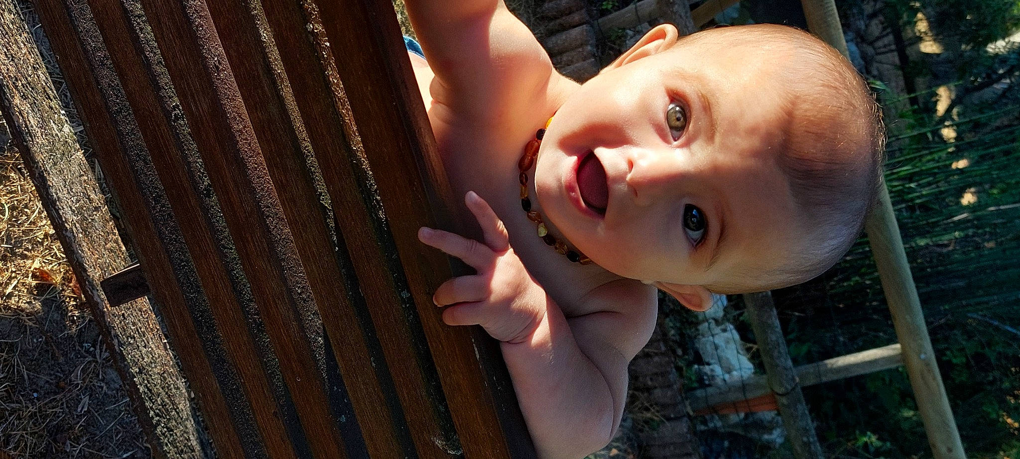 Louna a rejoint le concours — aidez-le/la à gagner de superbes lots ! baby, cheek, child, curtain, eyelash, flash_photography, fun, gesture, grass, happy, lip, nose, person, portrait_photography, skin, smile, thumb, toddler, tree, window