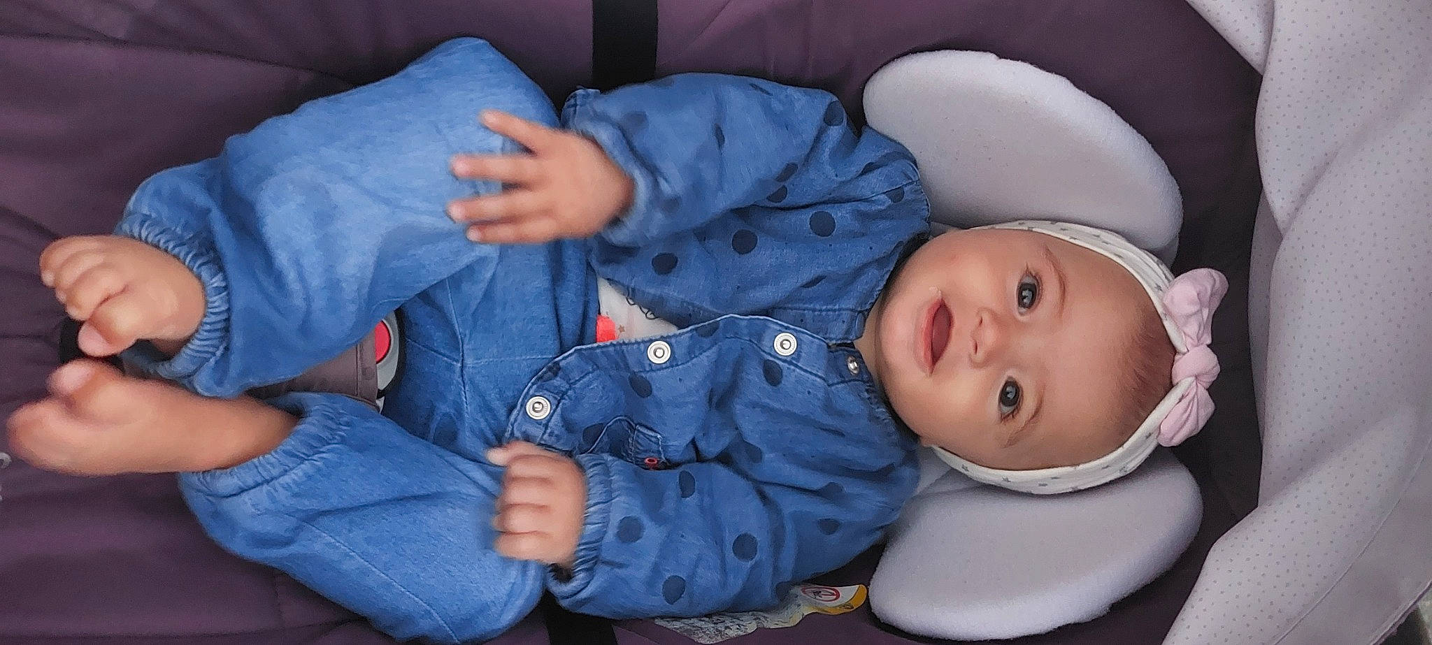 Louna participe au concours pour gagner de l'argent avec cette photo : baby, baby_products, baby_toddler_clothing, button, cheek, child, collar, comfort, denim, electric_blue, gesture, hat, person, sitting, sleeve, thumb, toddler