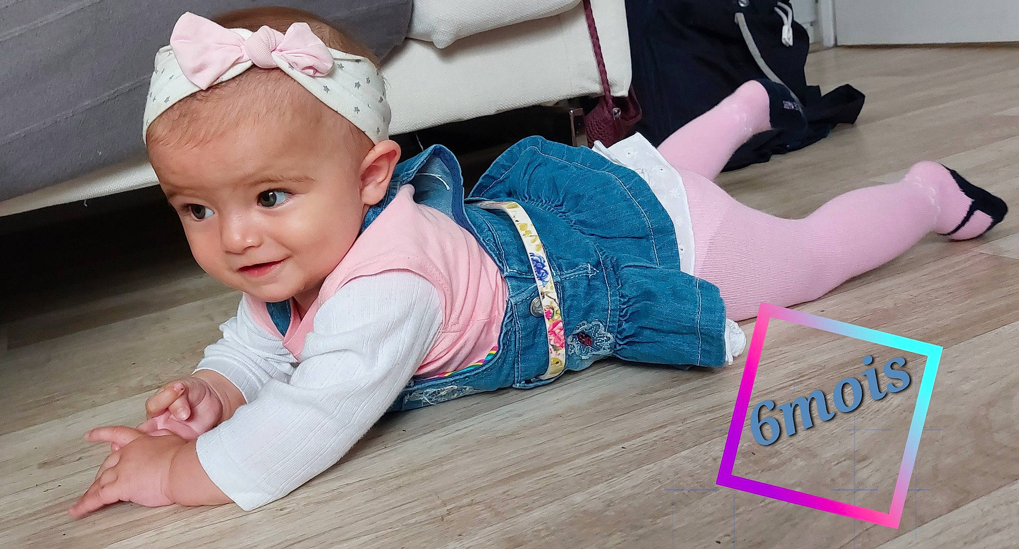 Louna a rejoint le concours — aidez-le/la à gagner de superbes lots ! baby, baby_toddler_clothing, cap, child, comfort, finger, flooring, fun, happy, hardwood, knee, leisure, pattern, person, pink, skin, sleeve, smile, thigh, toddler