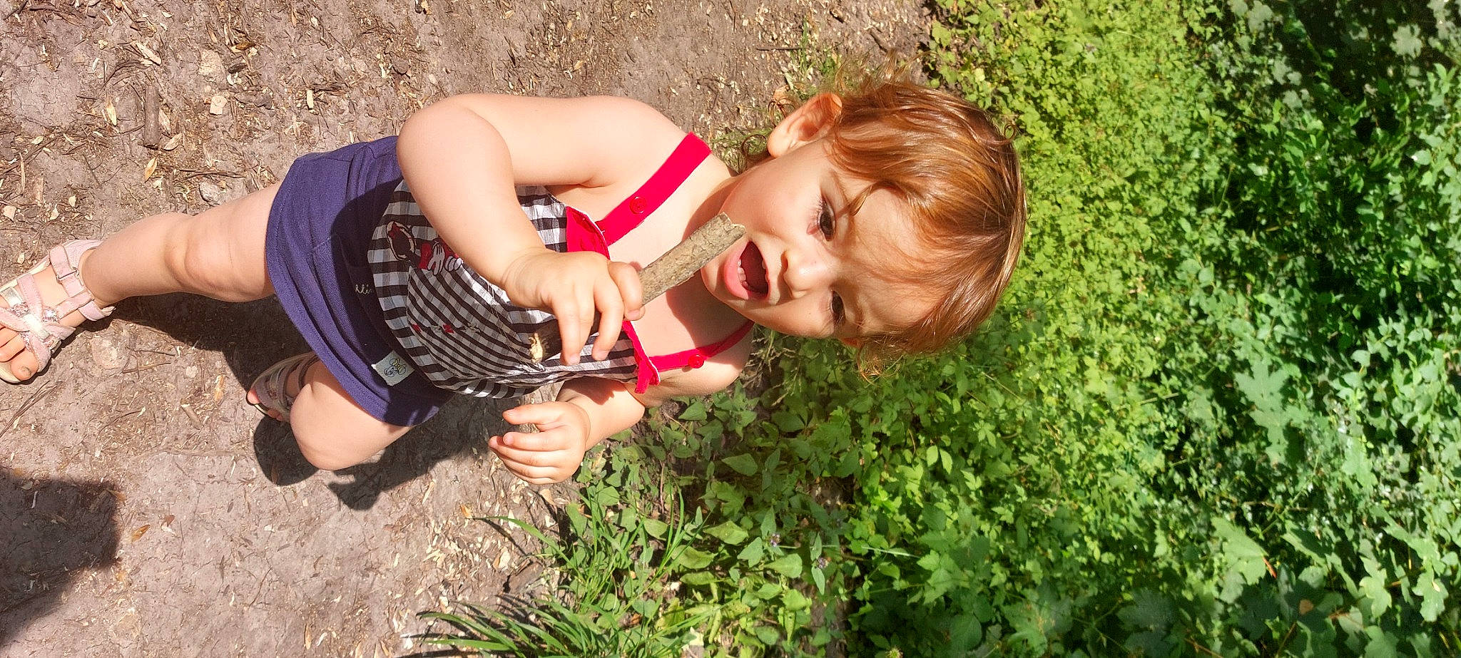 Louna a rejoint le concours — aidez-le/la à gagner de superbes lots ! arm, field, fun, grass, grass_family, grassland, groundcover, happy, human_leg, landscape, leaf, leisure, meadow, people_in_nature, person, plant, shrub, smile, soil, spring