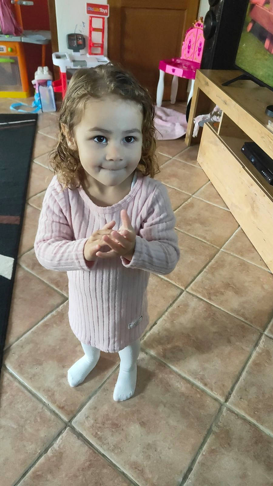 Shanna a rejoint le concours — aidez-le/la à gagner de superbes lots ! baby, baby_toddler_clothing, cheek, child, face, floor, flooring, foot, fun, hair, hairstyle, happy, hardwood, head, human_leg, joy, person, sleeve, smile, thumb