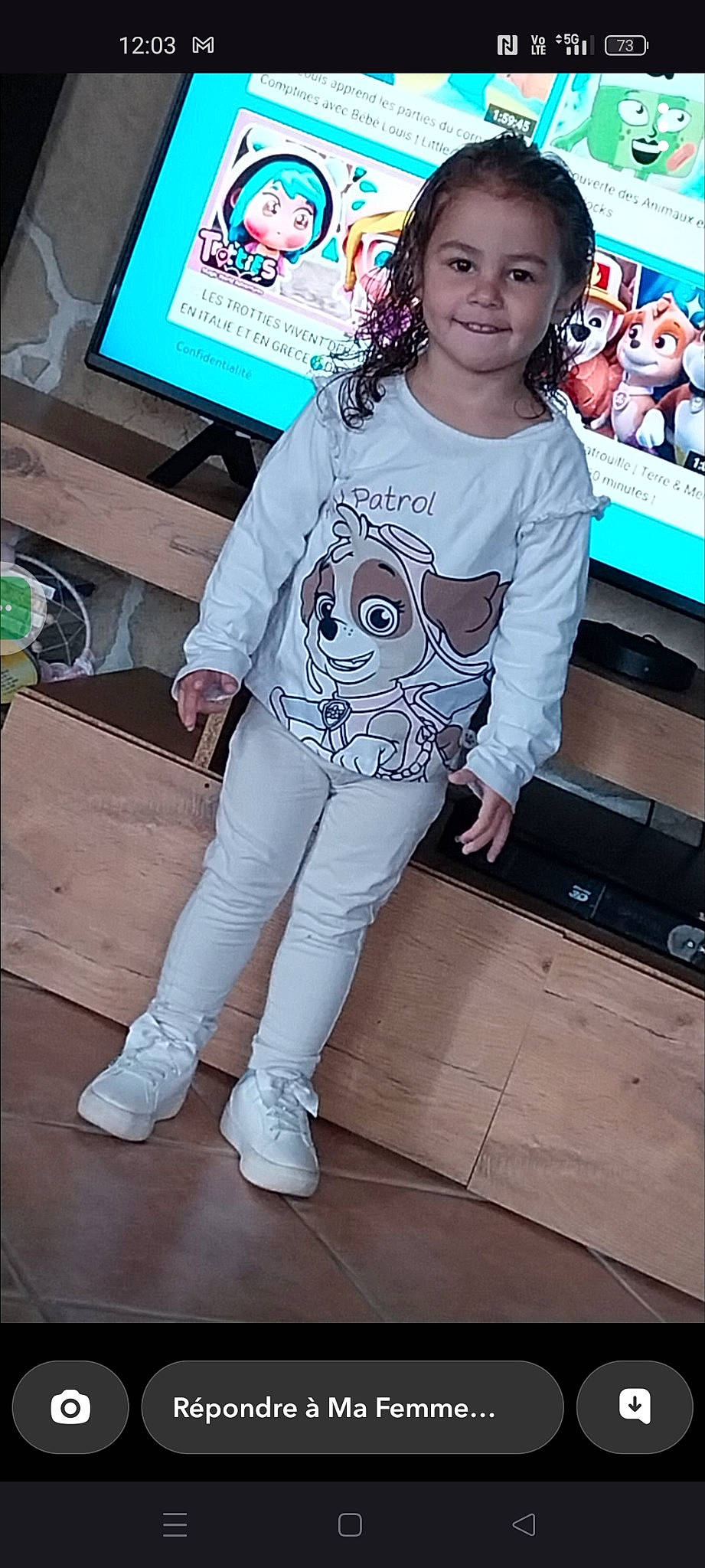 Shanna a rejoint le concours — aidez-le/la à gagner de superbes lots ! costume, denim, electric_blue, entertainment, event, eyewear, fashion_design, flash_photography, fun, fur, human_leg, joy, necklace, person, sleeve, smile, sportswear, t_shirt, television, thigh