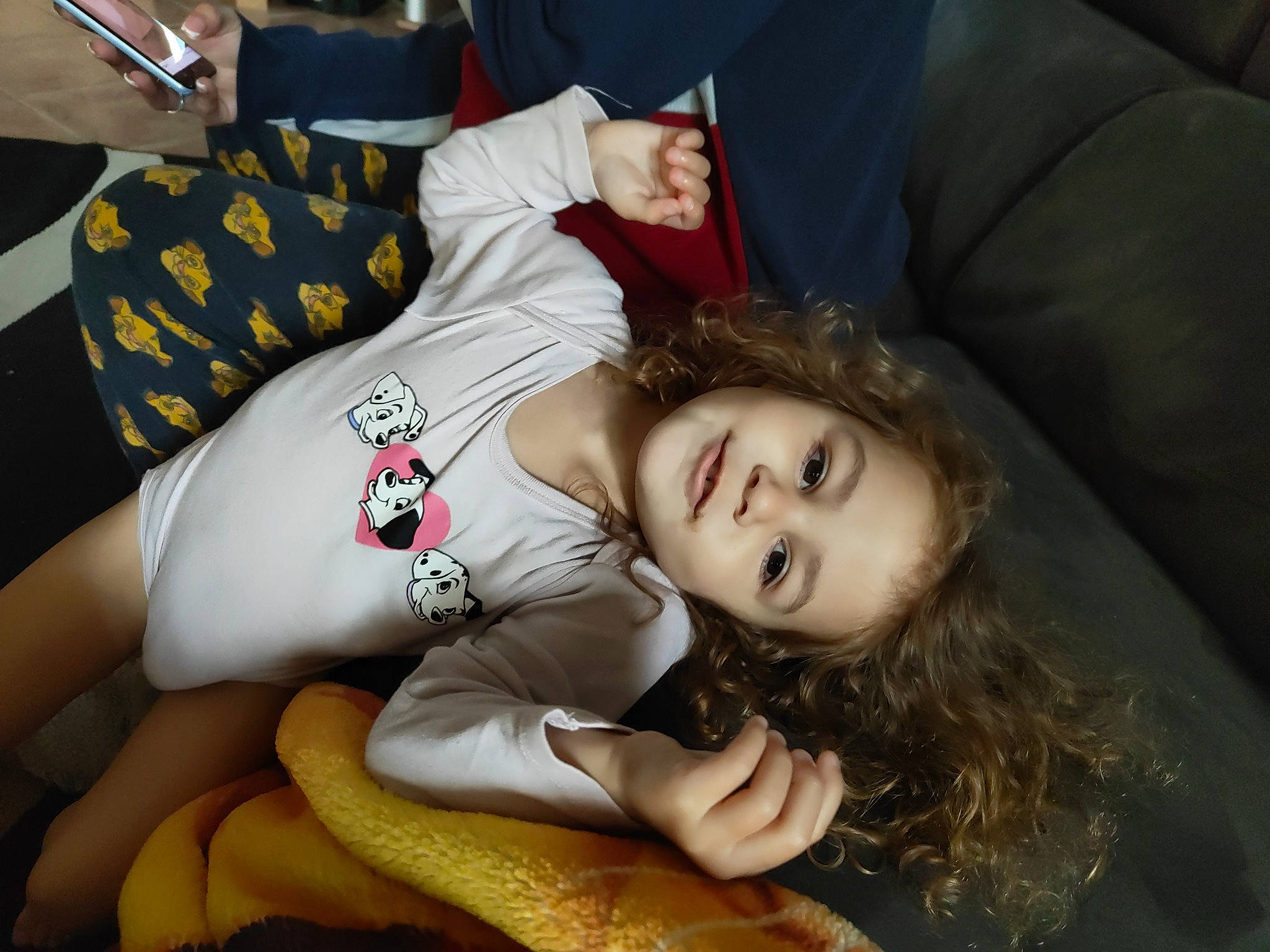 Shanna a rejoint le concours — aidez-le/la à gagner de superbes lots ! abdomen, beauty, black_hair, chest, child, comfort, elbow, flash_photography, fun, hand, happy, human_leg, lap, leg, person, plant, sitting, smile, thigh, tree