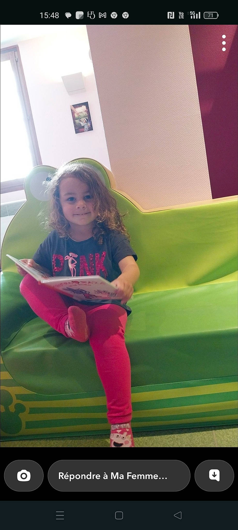 Shanna a rejoint le concours — aidez-le/la à gagner de superbes lots ! blond, comfort, flash_photography, fun, happy, head, human_body, human_leg, joy, knee, leg, leisure, long_hair, magenta, person, pink, shoe, sneakers, t_shirt, thigh