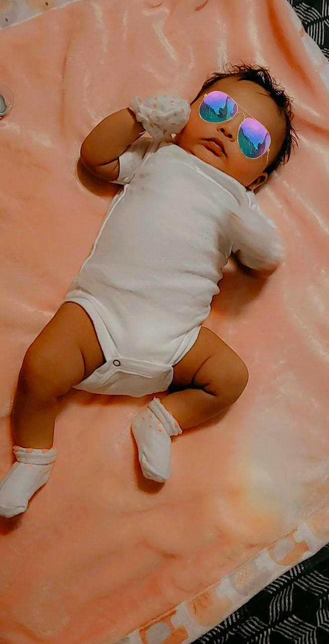 Khaliyah is registered to the contest to win money with this photo: leg, person, thigh