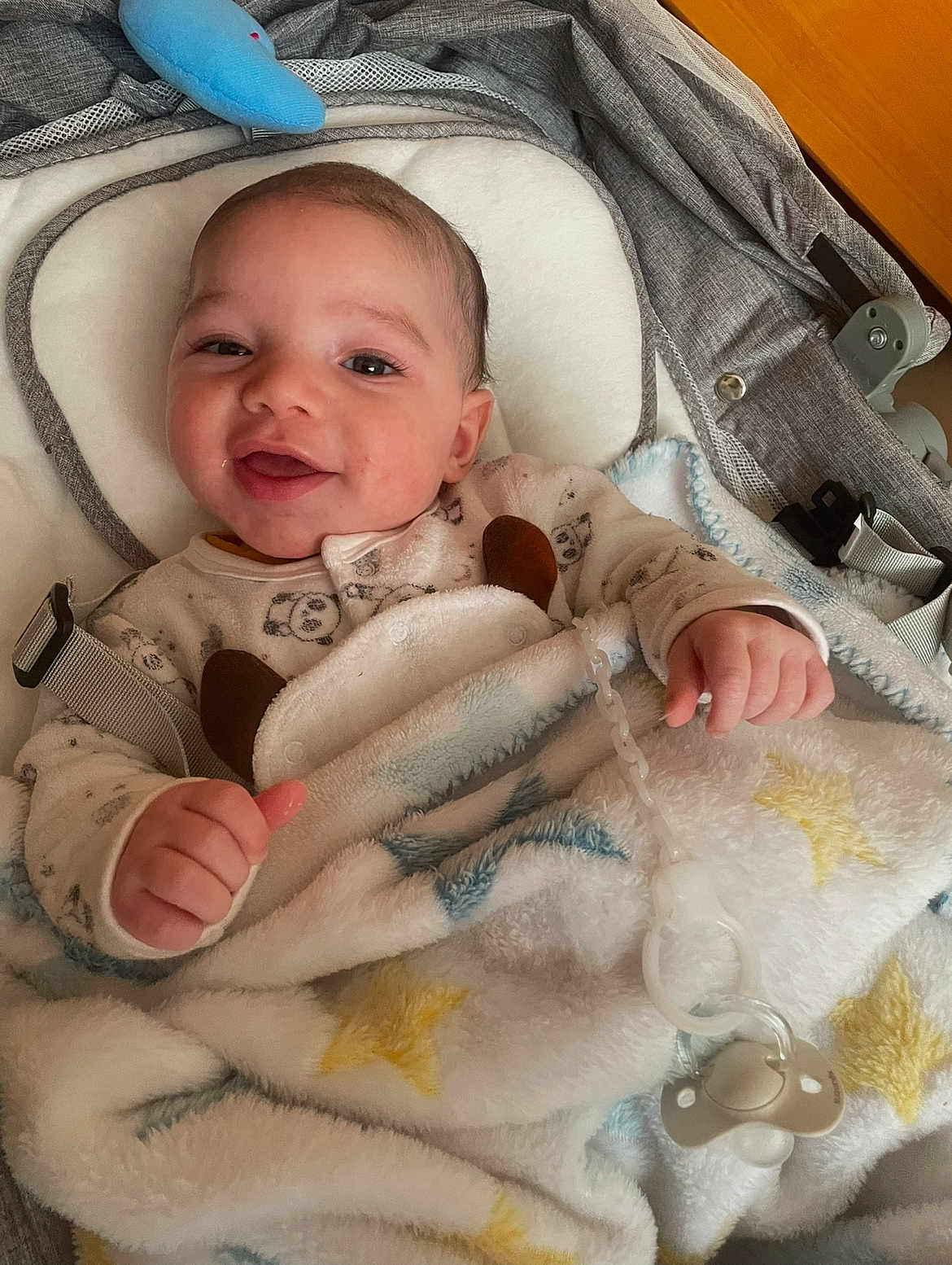 Lowan participe au concours pour gagner de l'argent avec cette photo : baby, baby_carrier, blanket, child, closeup, comfort, cozy, cute, face, hand, happy, indoor, infant, pacifier, sleeping_area, sleepwear, smiling, soft_texture, toy, young_child