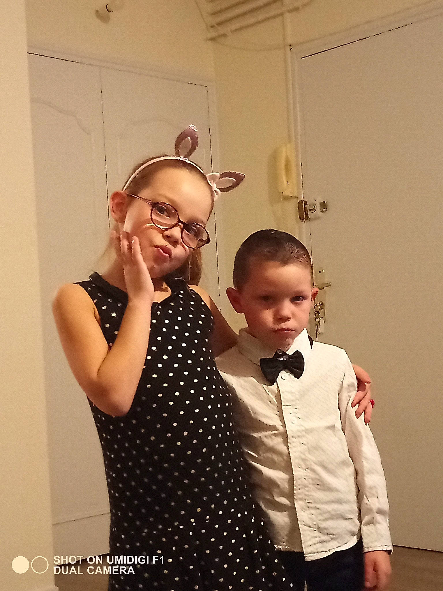 Malika a rejoint le concours — aidez-le/la à gagner de superbes lots ! child, daughter, design, dress, event, fashion_design, gesture, hairstyle, pattern, person, photography, polka_dot, room, toddler