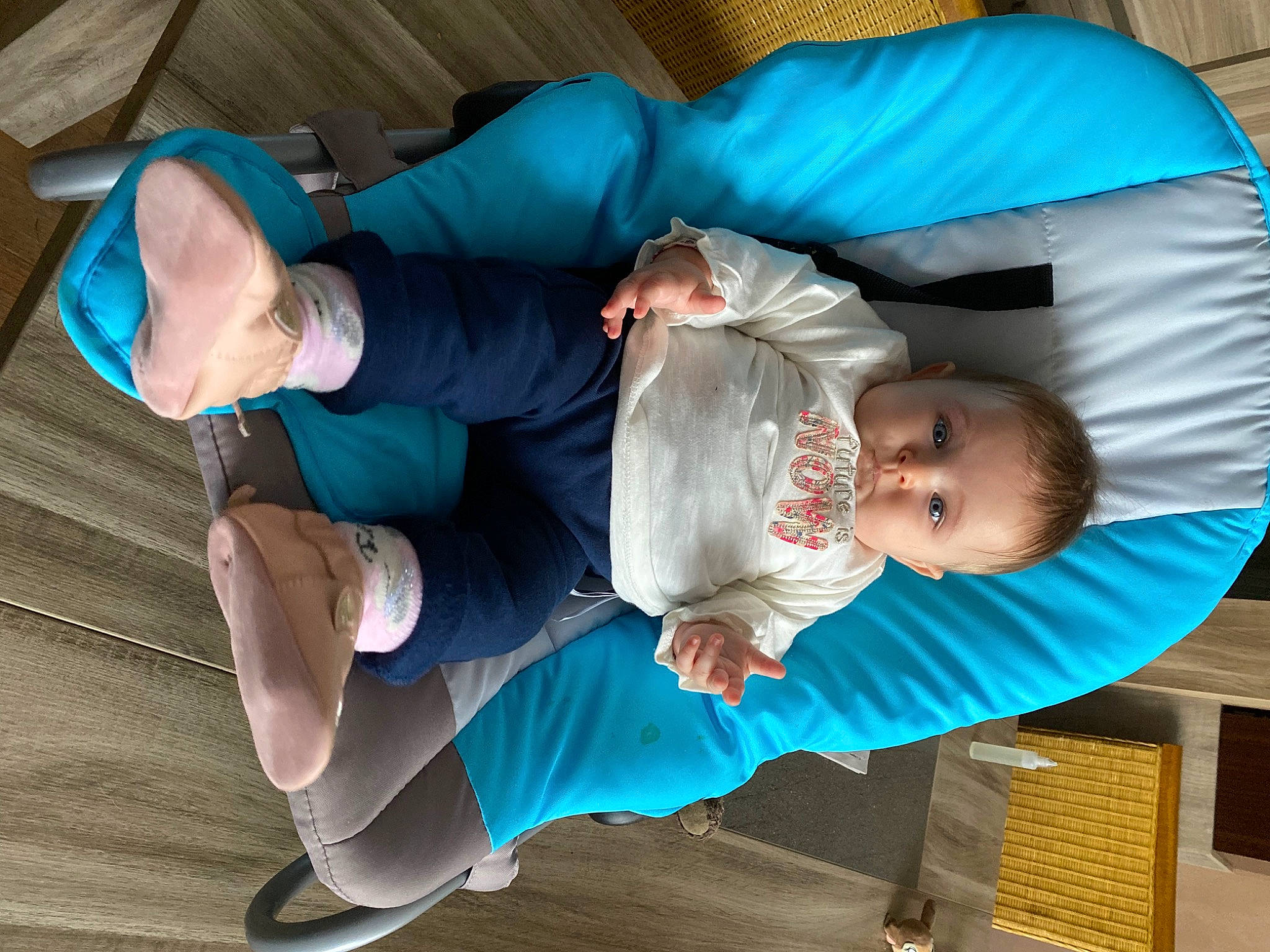 Thaly a rejoint le concours — aidez-le/la à gagner de superbes lots ! arm, azure, baby, baby_products, baby_toddler_clothing, blue, child, comfort, fun, gesture, hand, happy, joint, lap, leg, leisure, person, sitting, smile, toddler