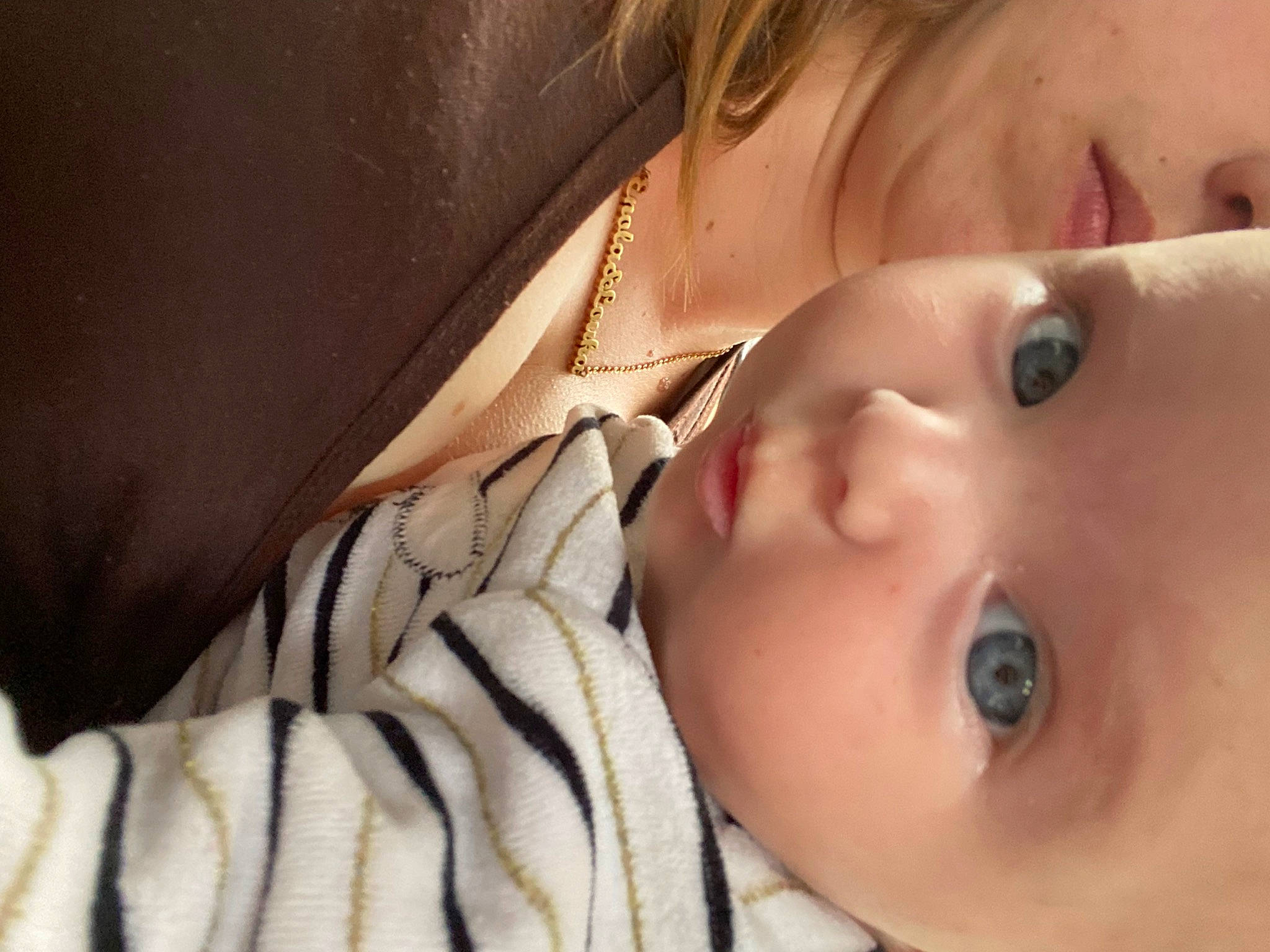 Thaly a rejoint le concours — aidez-le/la à gagner de superbes lots ! baby, baby_toddler_clothing, brown_hair, cheek, chest, child, comfort, ear, eyelash, happy, head, human_body, iris, linens, lip, neck, nose, person, portrait_photography, skin