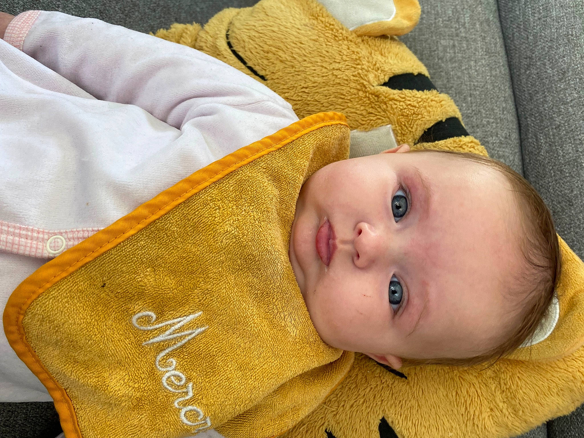 Thaly participe au concours pour gagner de l'argent avec cette photo : baby, baby_products, baby_safety, baby_sleeping, baby_toddler_clothing, cheek, child, comfort, headgear, linens, lip, nose, person, skin, textile, toddler, white, wood, wool