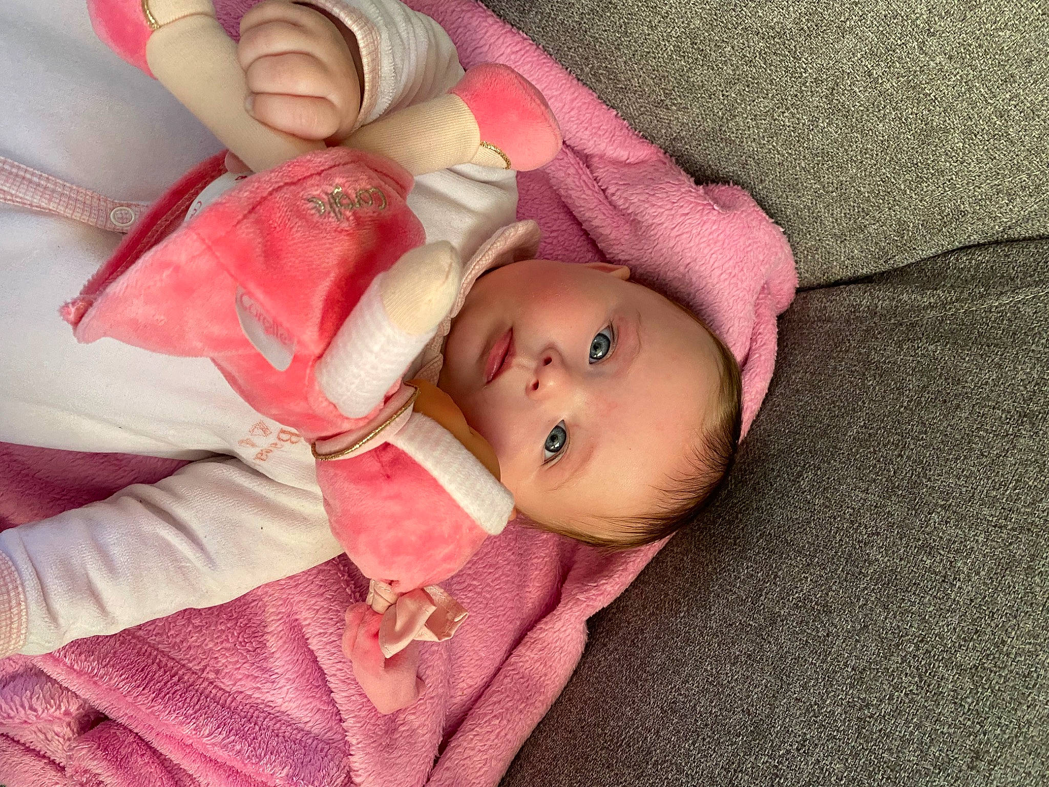 Thaly a rejoint le concours — aidez-le/la à gagner de superbes lots ! baby, baby_products, cheek, comfort, doll, eye, eyelash, face, head, headgear, human_body, iris, linens, lip, magenta, nose, person, pink, skin, toddler