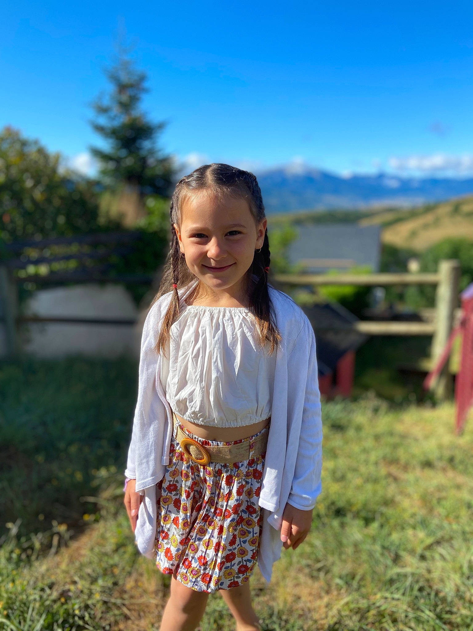 Leonie participe au concours pour gagner de l'argent avec cette photo : day_dress, dress, flash_photography, grass, grassland, hair, happy, head, joy, leisure, meadow, people_in_nature, person, plant, shoulder, sky, sleeve, smile, street_fashion, summer