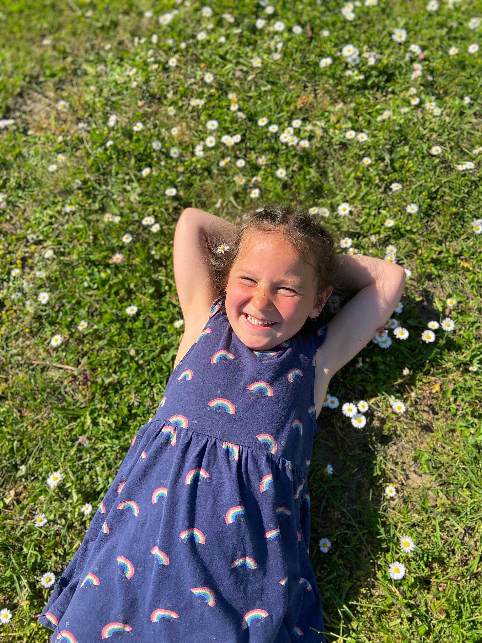 Leonie a rejoint le concours — aidez-le/la à gagner de superbes lots ! beauty, botany, ecoregion, field, flower, flowering_plant, grass, grass_family, grassland, green, happy, joy, meadow, one_piece_garment, people_in_nature, person, petal, photograph, plant, smile