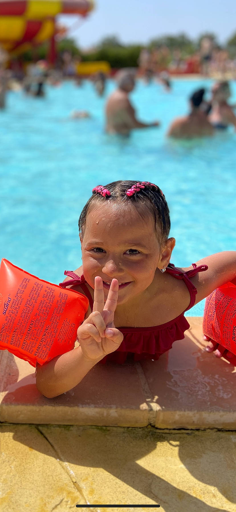 Leonie a rejoint le concours — aidez-le/la à gagner de superbes lots ! bathing, beauty, child, event, fun, games, happy, headgear, joy, leisure, person, photograph, pink, recreation, red, skin, summer, swimming_pool, toddler, tourism