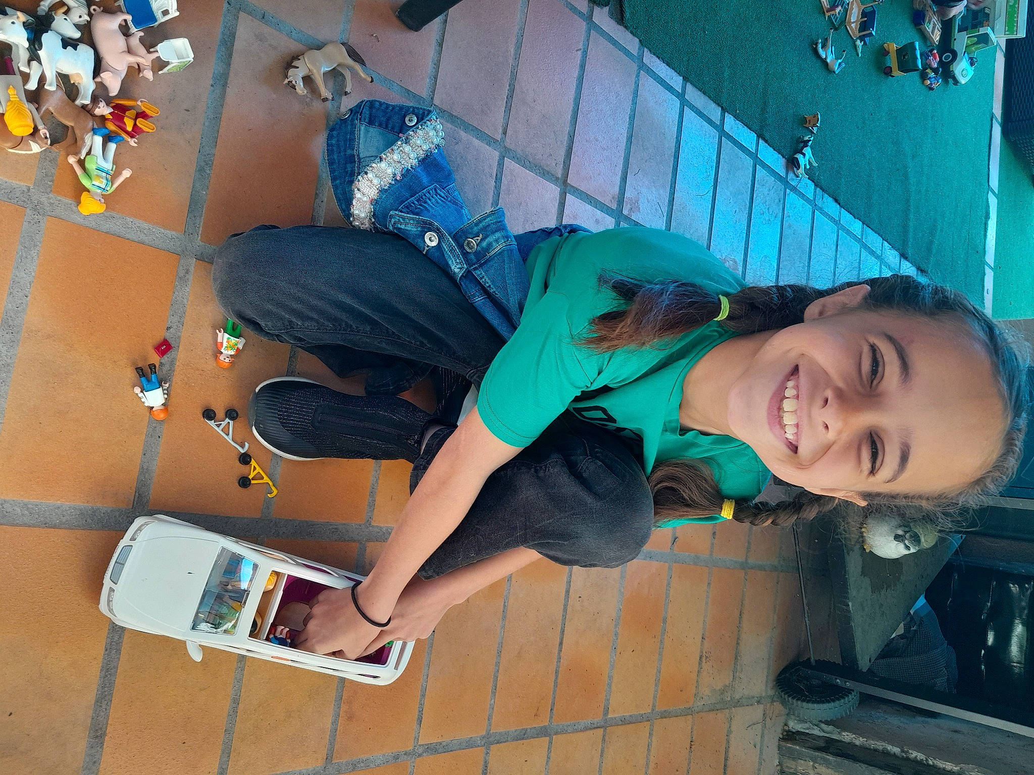 Talia a rejoint le concours — aidez-le/la à gagner de superbes lots ! blue, cool, electric_blue, eyewear, fun, happy, hat, human_leg, joy, leisure, mobile_phone, pattern, person, photograph, photography, sandal, smile, snapshot, thigh