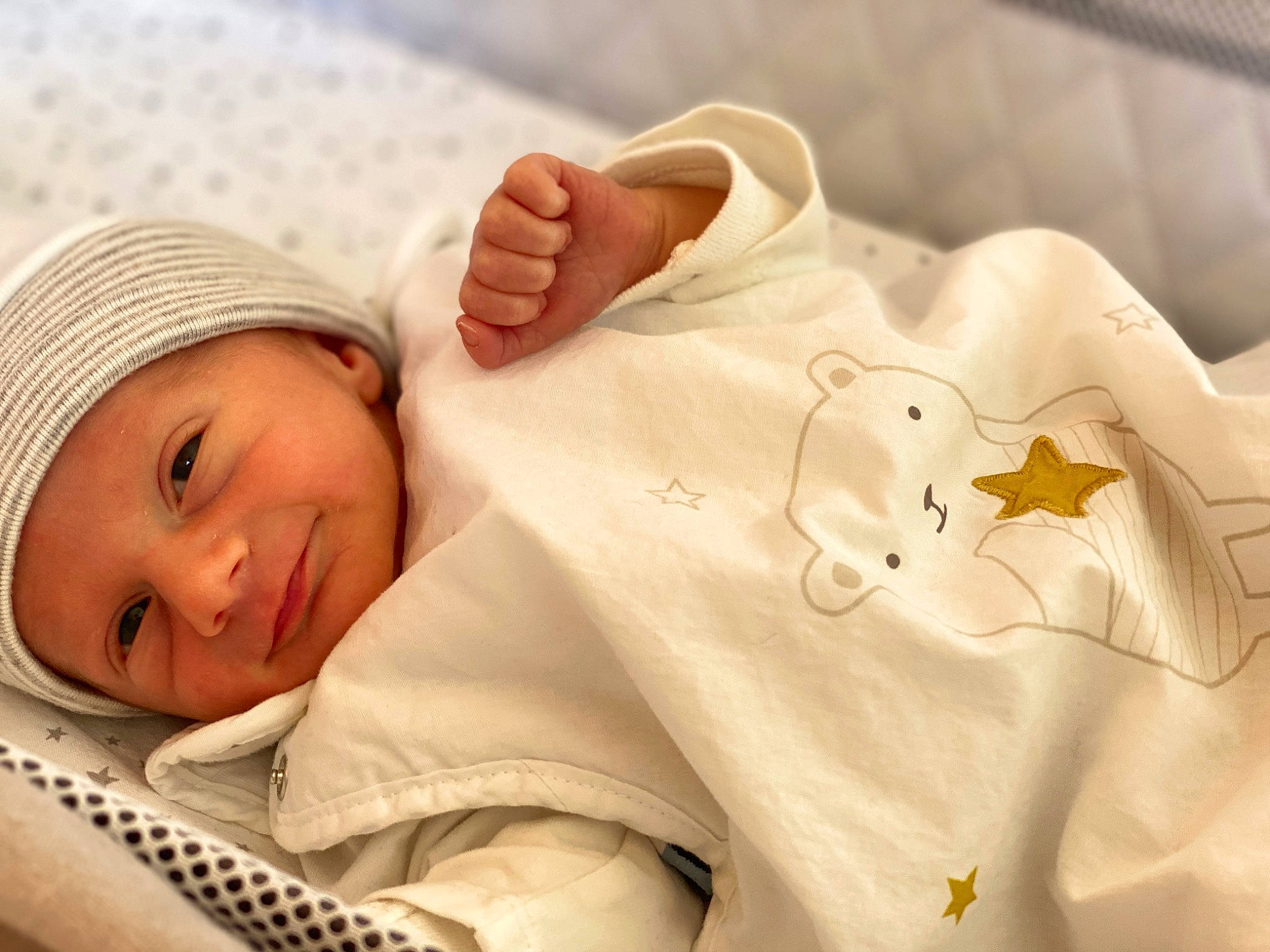 Elon participe au concours pour gagner de l'argent avec cette photo : baby, baby_products, baby_sleeping, baby_toddler_clothing, child, comfort, finger, foot, gesture, hand, headwear, human_leg, knit_cap, linens, peach, person, room, skin, sleeve, textile