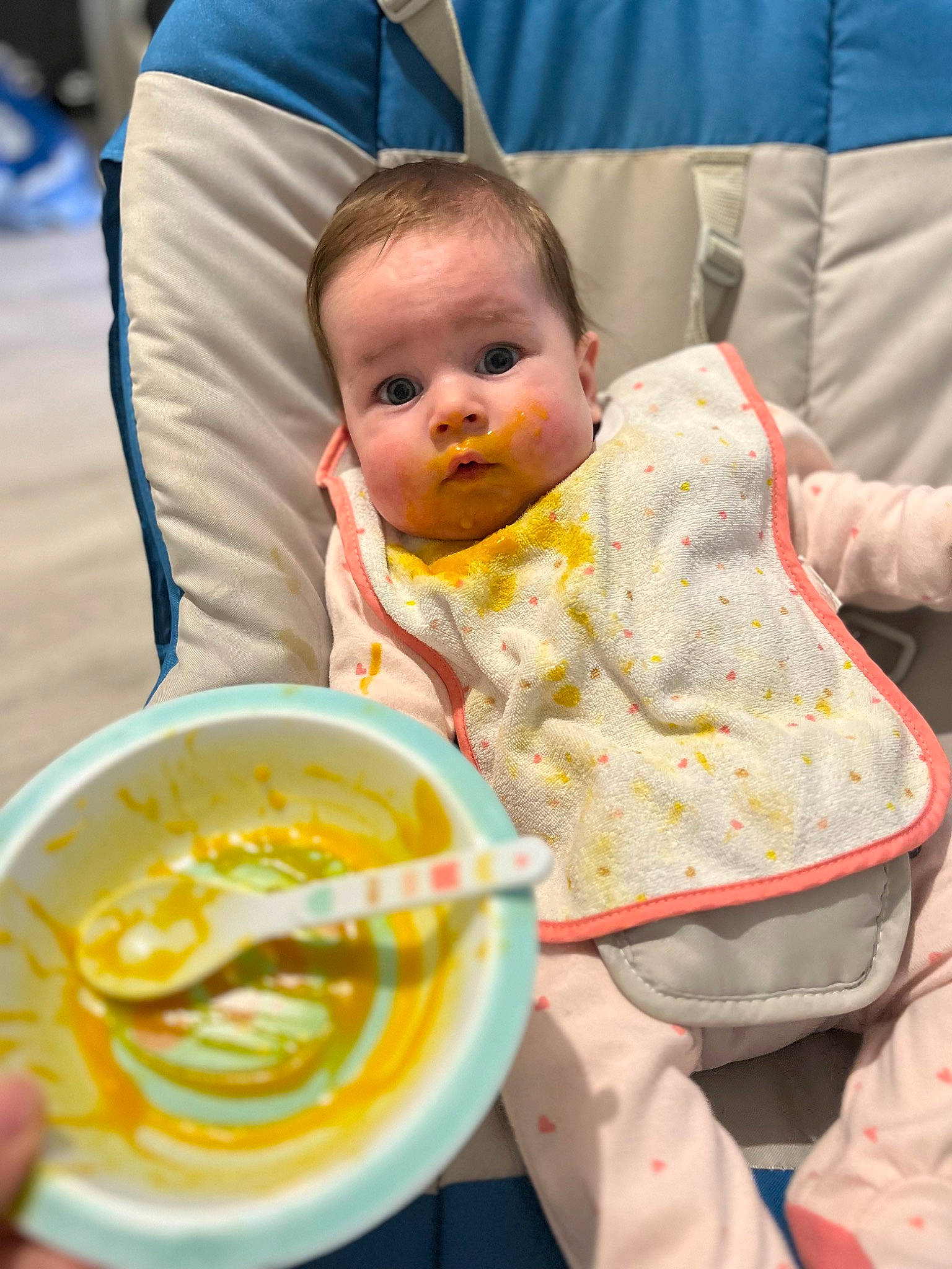 Alessia a rejoint le concours — aidez-le/la à gagner de superbes lots ! baby, baby_toddler_clothing, chair, child, comfort_food, cuisine, cup, dishware, event, food, fun, happy, ingredient, person, product, serveware, soup, stew, surprise, tableware