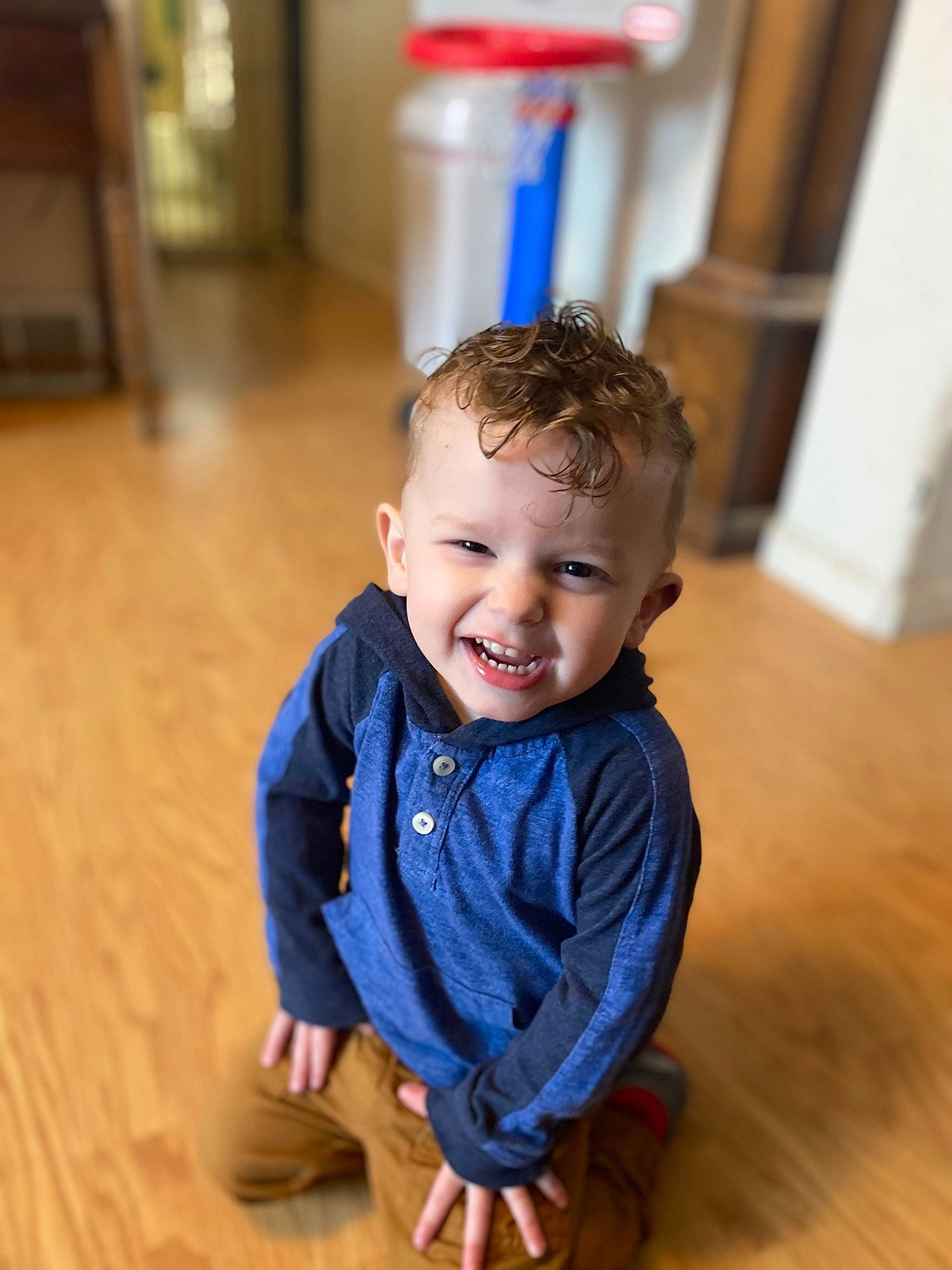 David is registered to the contest to win money with this photo: arm, azure, baby_toddler_clothing, eye, face, facial_expression, hairstyle, hand, happy, head, human_body, joint, leg, outerwear, person, shoulder, skin, sleeve, smile, standing