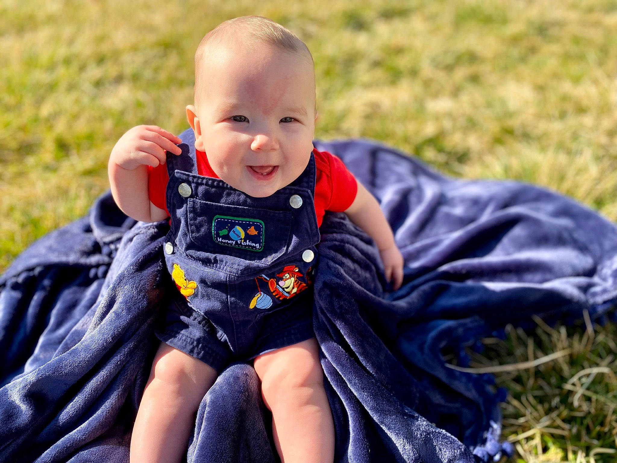 Deacan is registered to the contest to win money with this photo: baby, baby_toddler_clothing, cool, eye, face, facial_expression, flash_photography, grass, hairstyle, hand, happy, head, iris, leaf, people_in_nature, person, plant, skin, smile, standing
